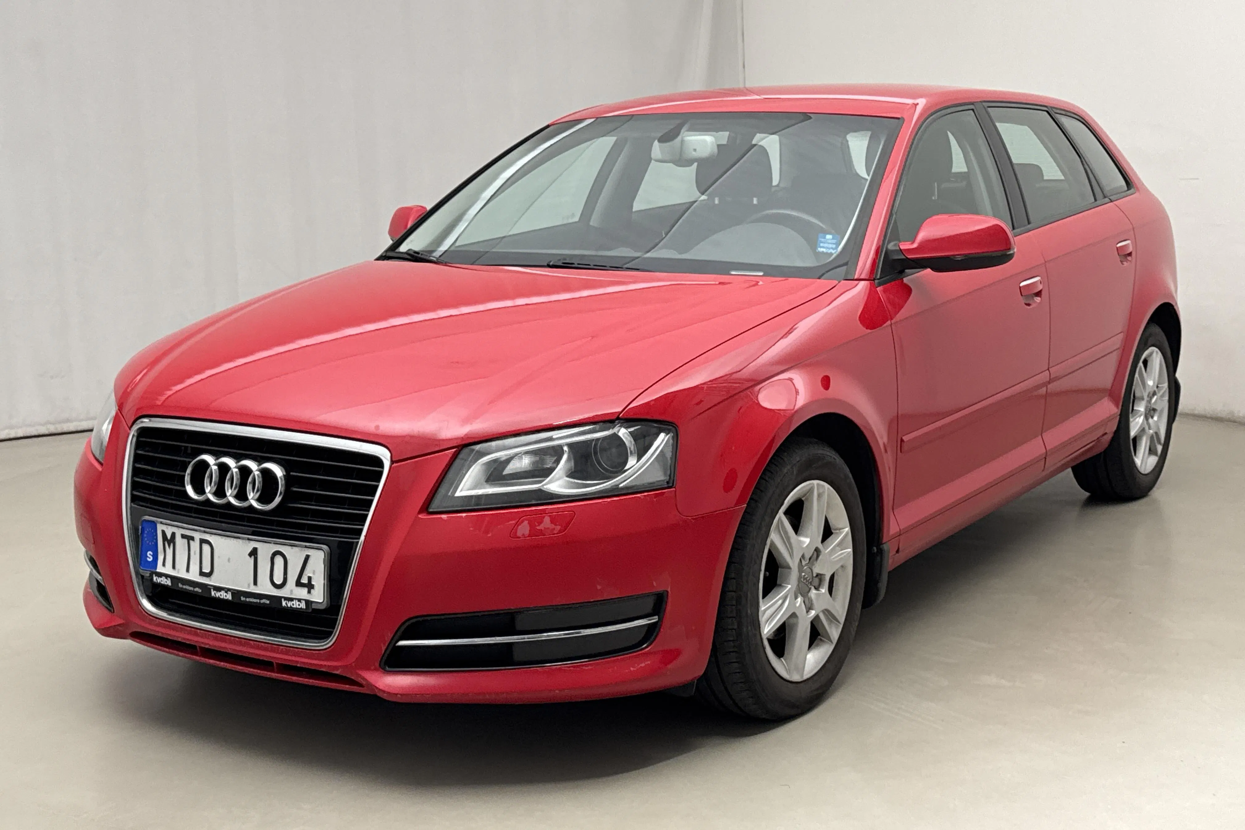 Presentationsfoto 1 av 15: Audi A3 1.6 TDI Sportback (105hk) - 22 340 mil - Manuell - röd - 2012