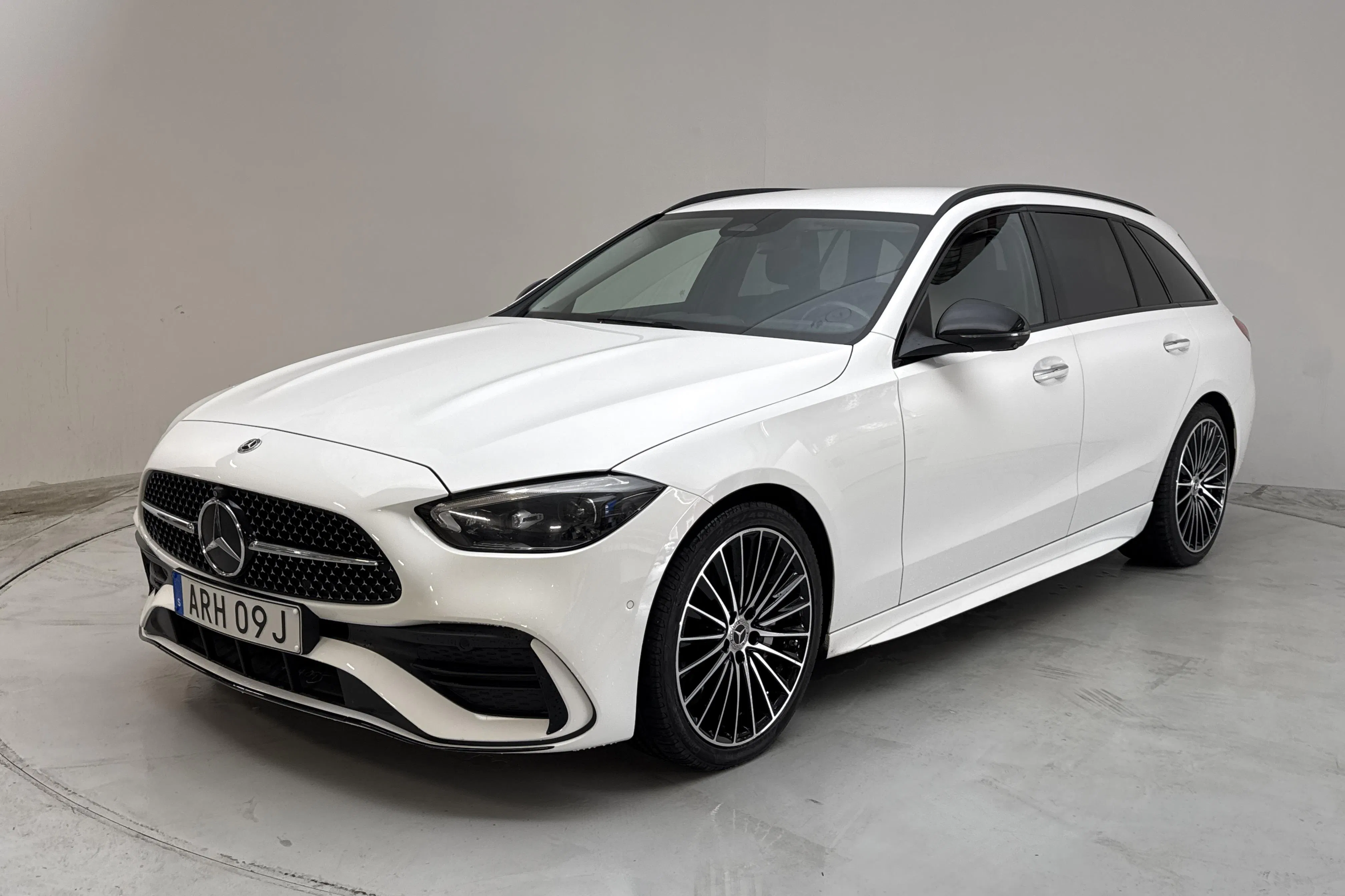 Presentationsfoto 1 av 14: Mercedes C 220 d Kombi S206 (200hk) - 14 561 mil - Automat - vit - 2023