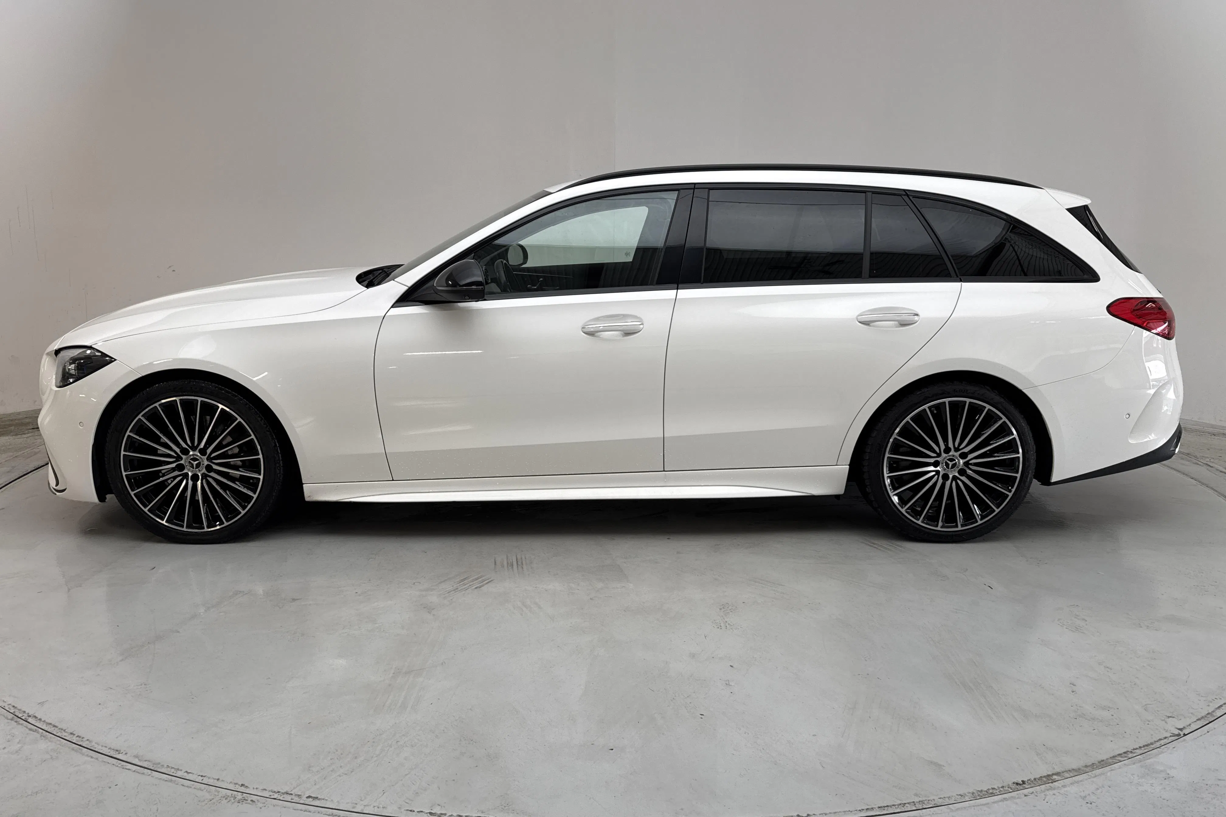 Presentationsfoto 2 av 14: Mercedes C 220 d Kombi S206 (200hk) - 14 561 mil - Automat - vit - 2023