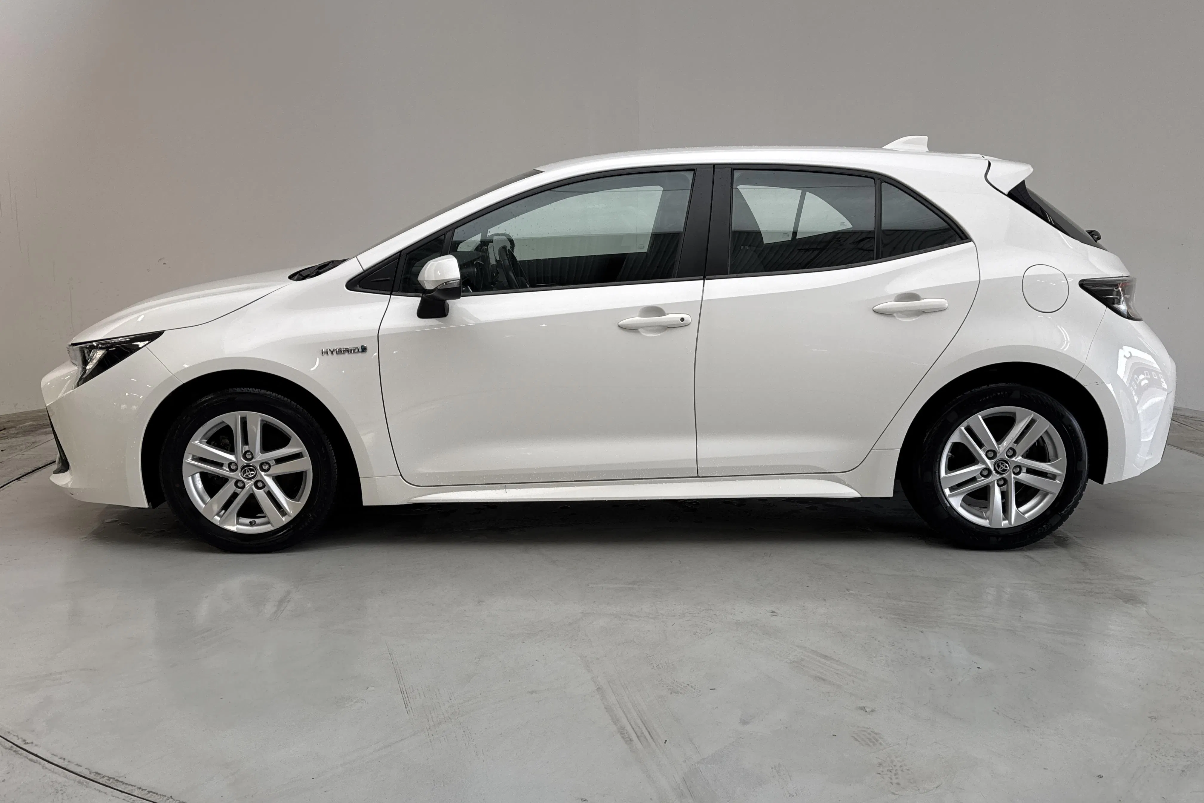 Presentationsfoto 2 av 13: Toyota Corolla 1.8 Hybrid 5dr (122hk) - 3 107 mil - Automat - vit - 2020