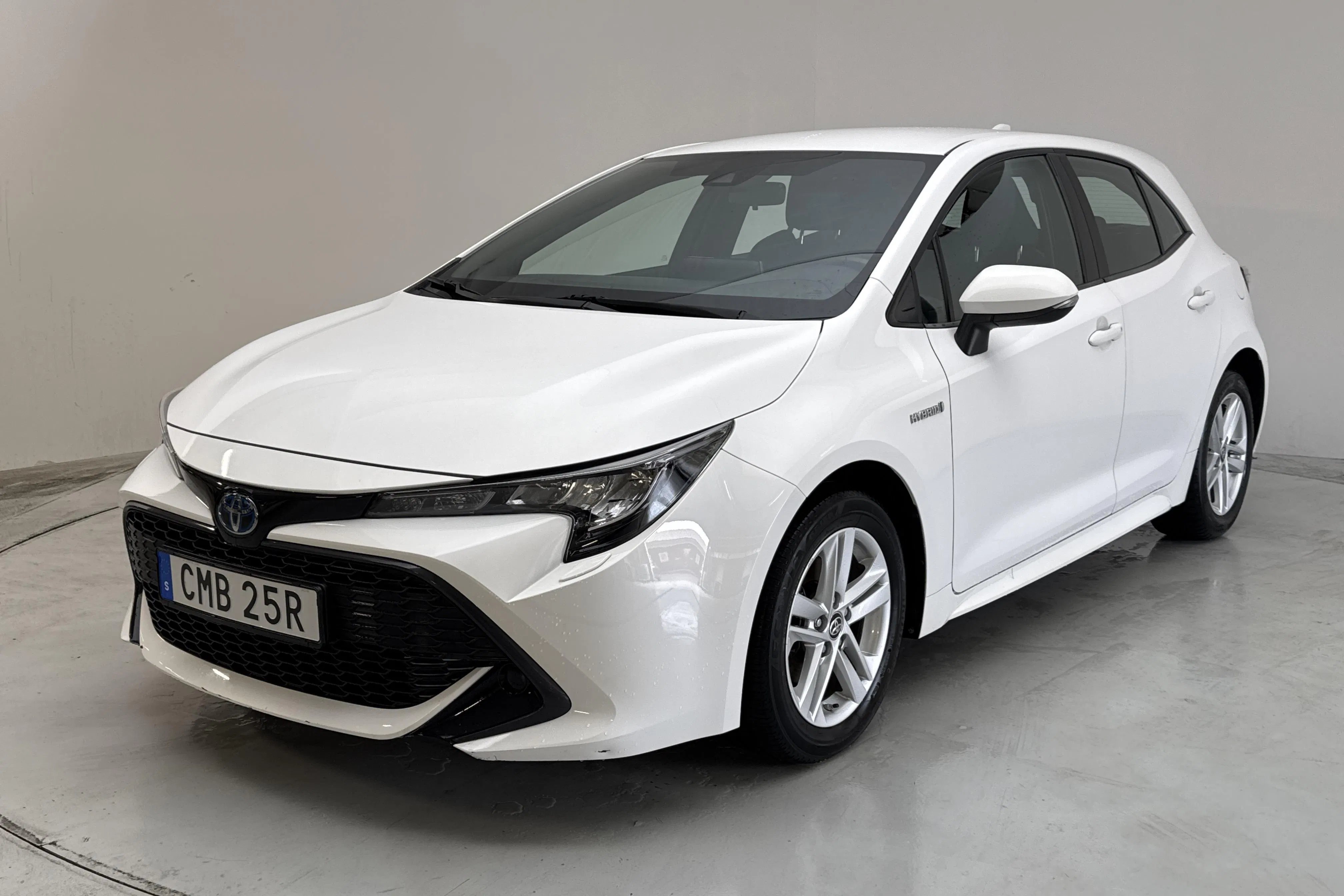 Presentationsfoto 1 av 13: Toyota Corolla 1.8 Hybrid 5dr (122hk) - 3 107 mil - Automat - vit - 2020