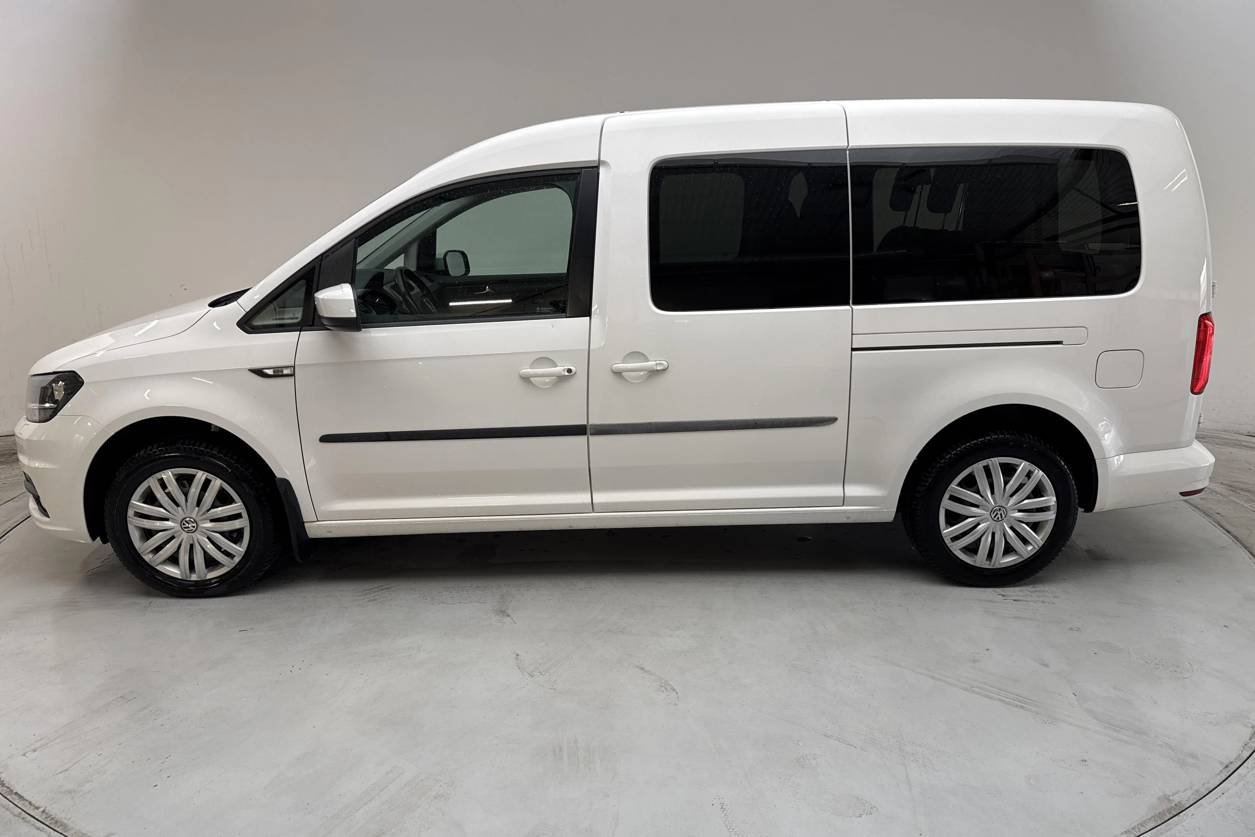 Presentationsfoto 2 av 12: VW Caddy Maxi Life 2.0 TDI (102hk) - 5 459 mil - Manuell - vit - 2019