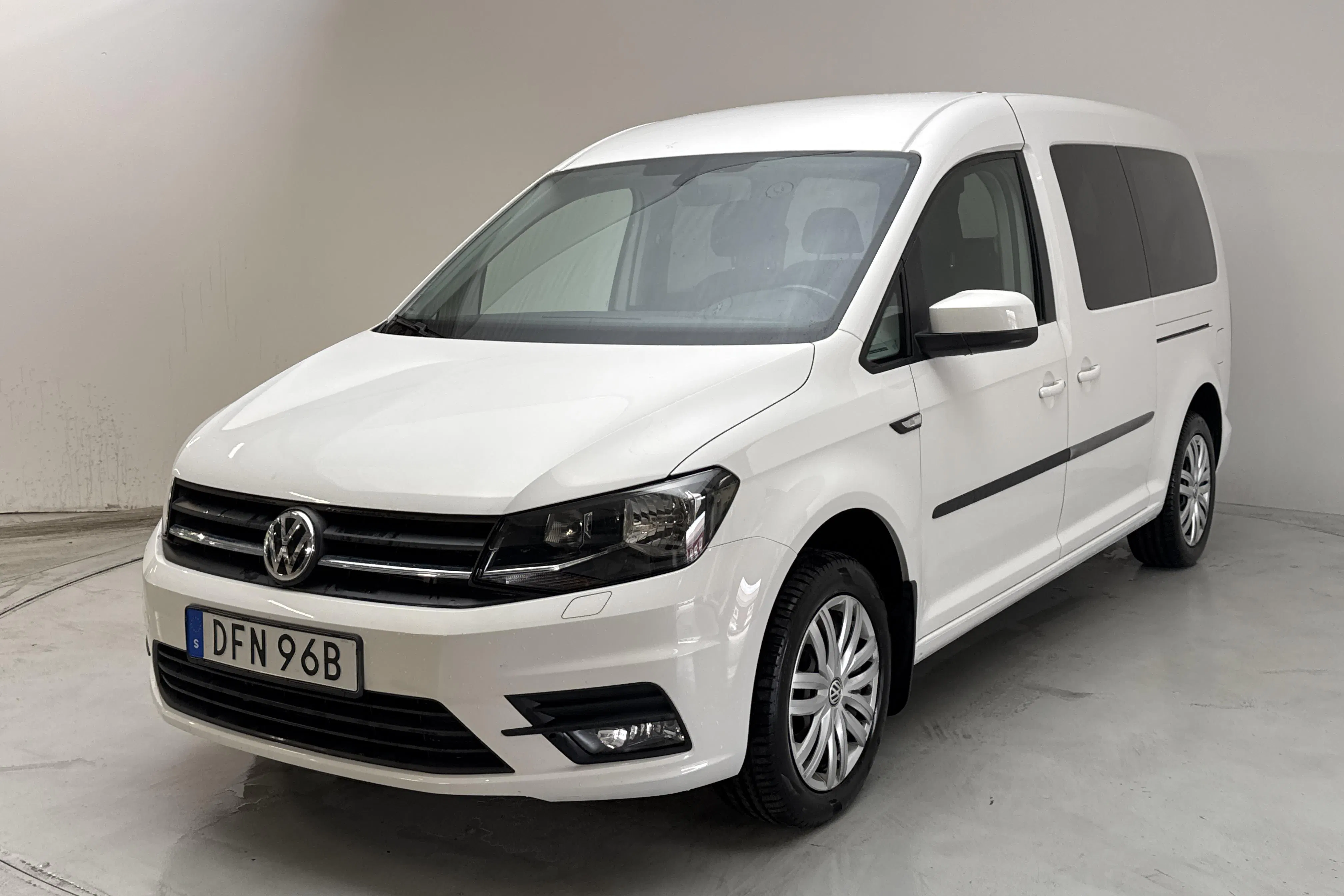 Presentationsfoto 1 av 12: VW Caddy Maxi Life 2.0 TDI (102hk) - 5 459 mil - Manuell - vit - 2019