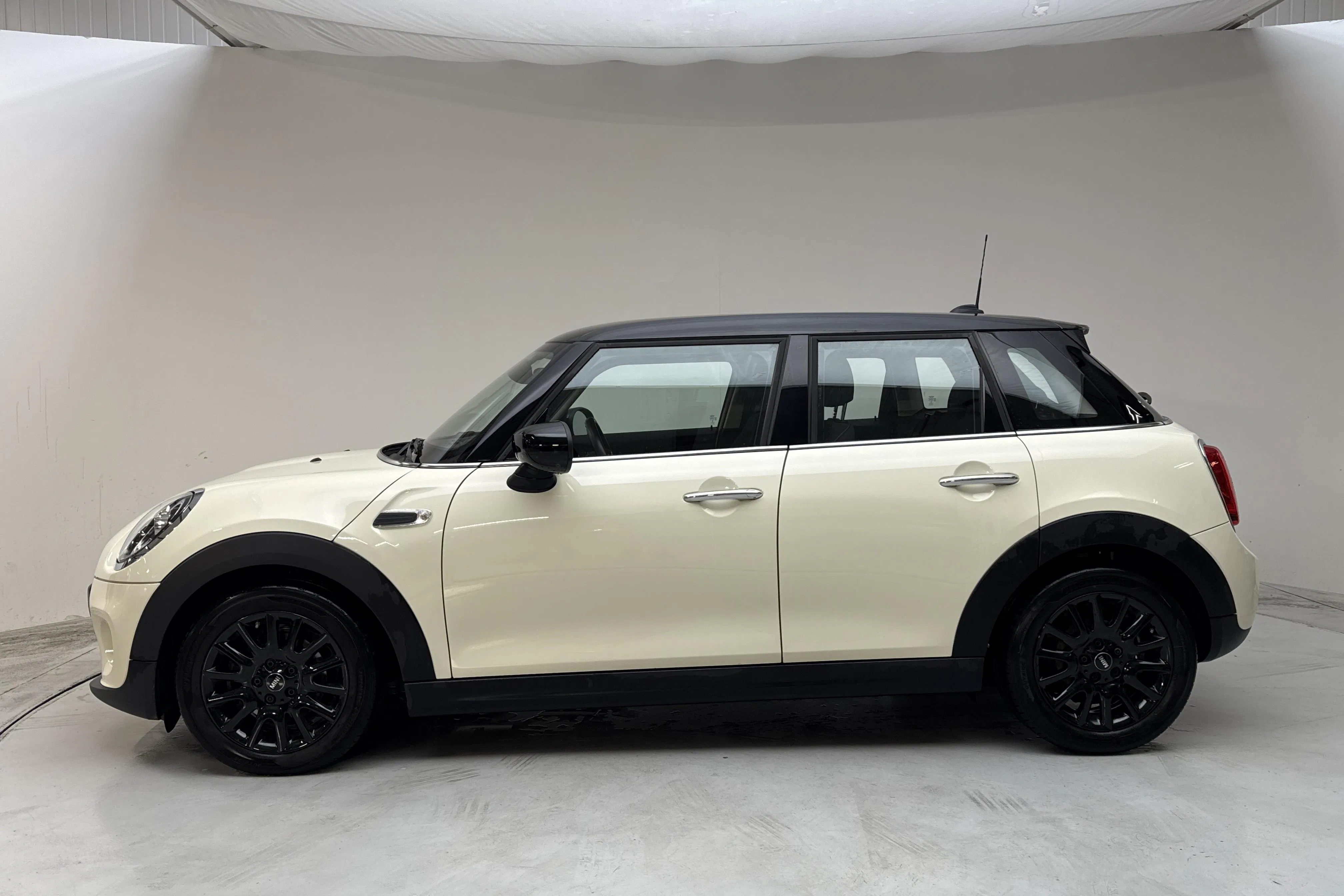 Presentation photo 2 of 12: MINI Cooper Hatch 5dr, F55 (136hk) - 23 050 km - Automatic - white - 2021