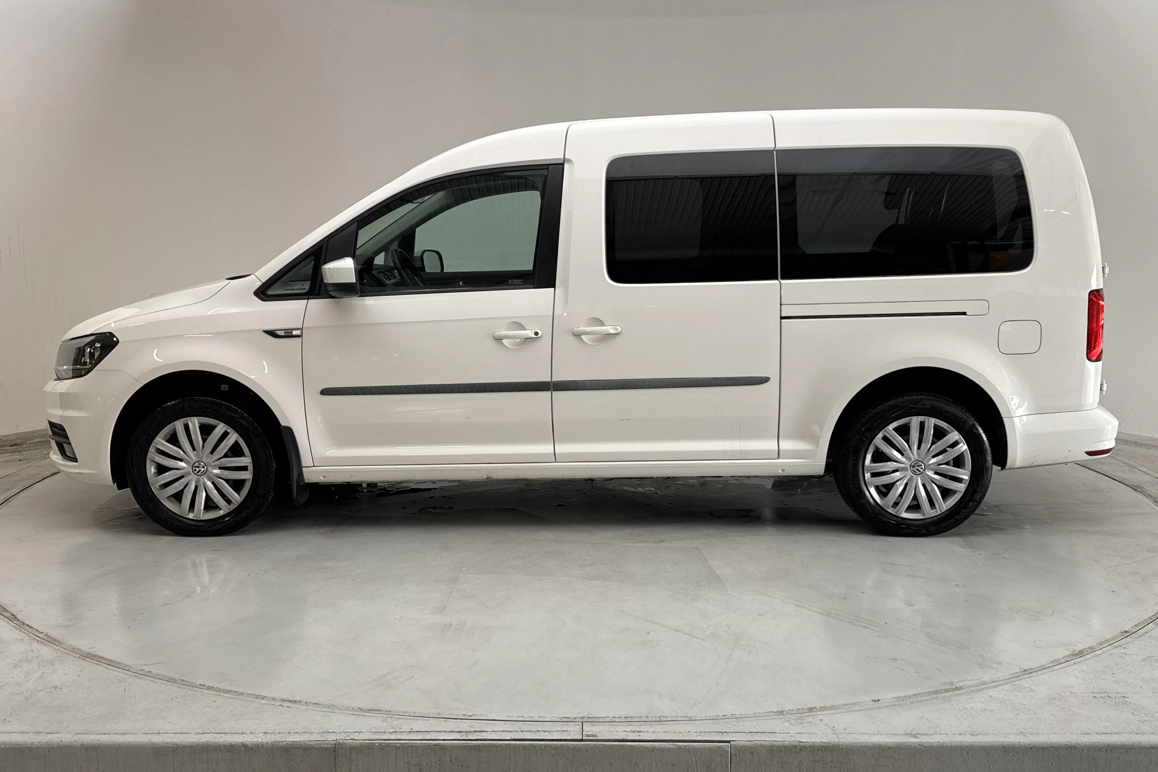 Presentationsfoto 2 av 16: VW Caddy Maxi Life 2.0 TDI (102hk) - 2 468 mil - Manuell - vit - 2020