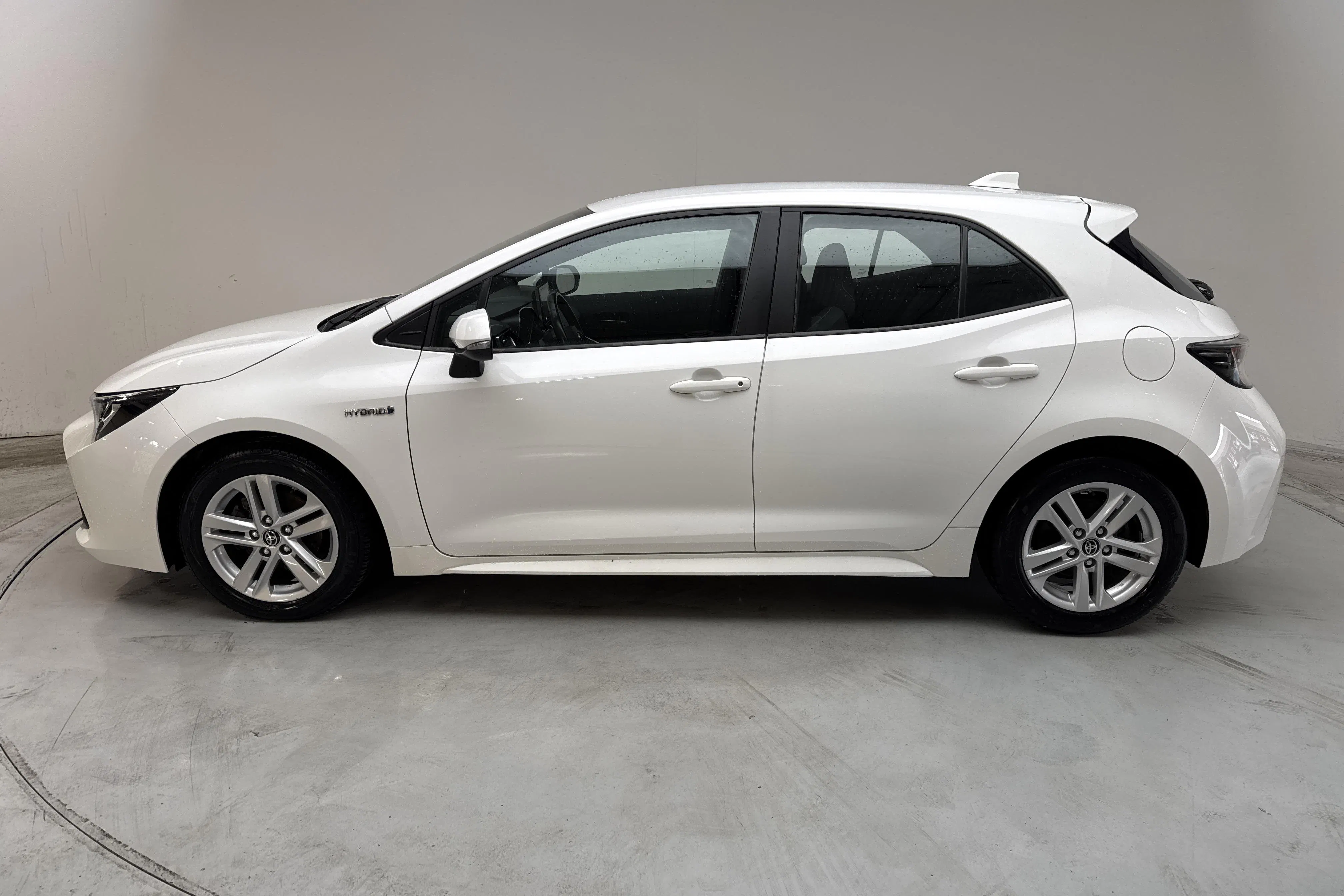 Presentationsfoto 2 av 13: Toyota Corolla 1.8 Hybrid 5dr (122hk) - 5 327 mil - Automat - vit - 2020