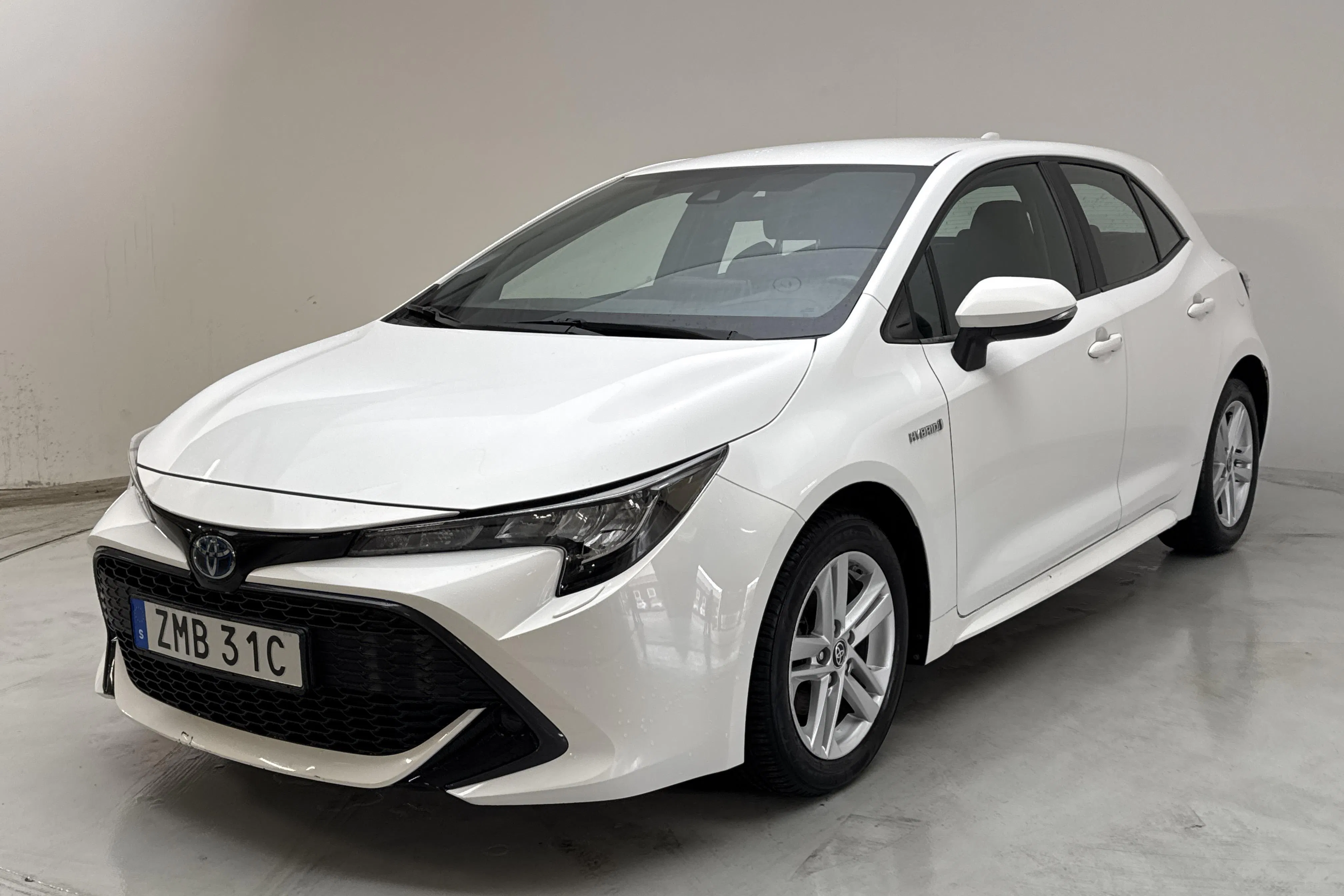 Presentationsfoto 1 av 13: Toyota Corolla 1.8 Hybrid 5dr (122hk) - 5 327 mil - Automat - vit - 2020