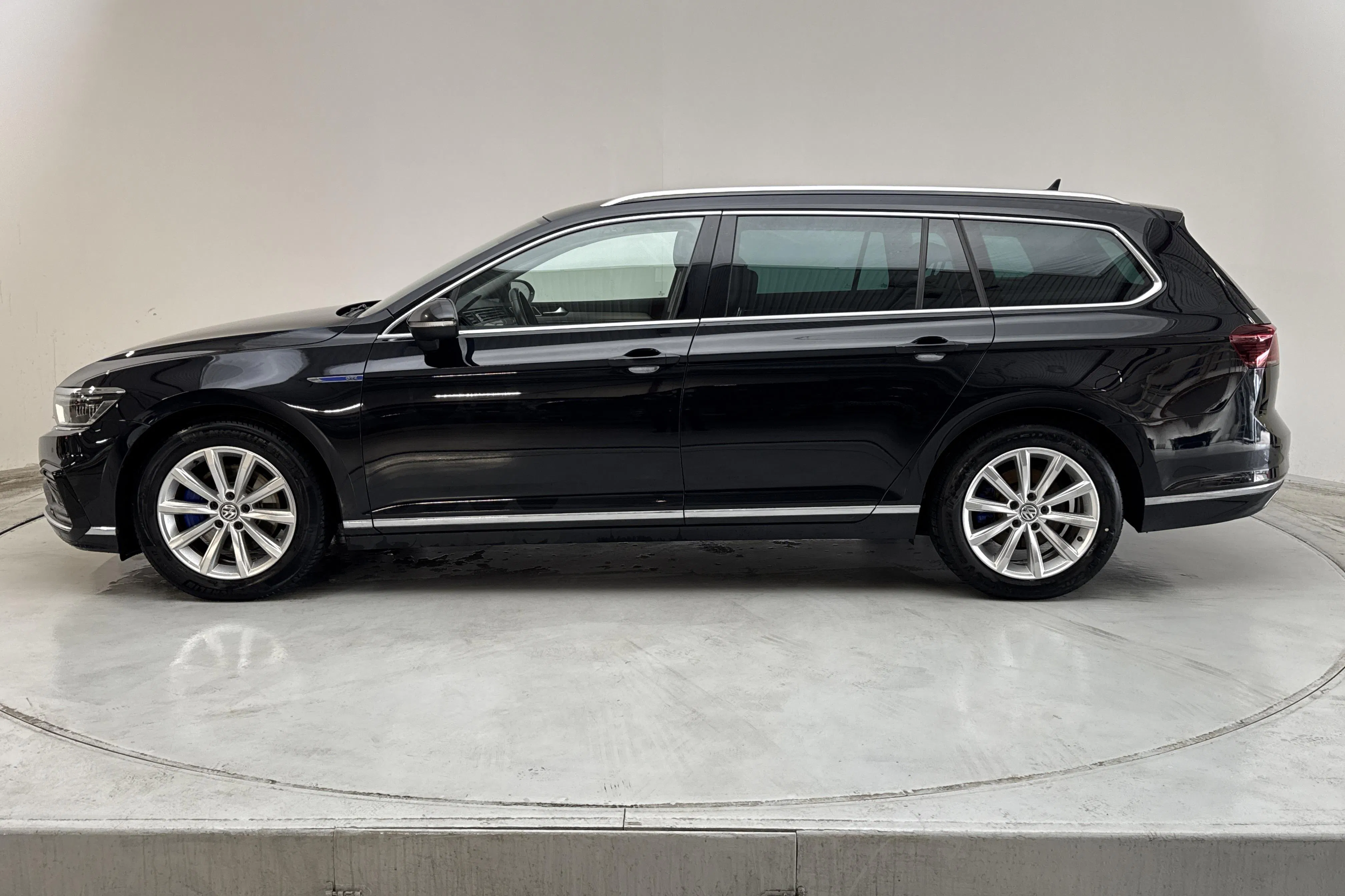 Presentation photo 2 of 17: VW Passat 1.4 GTE Sportscombi (218hk) - 168 160 km - Automatic - black - 2020