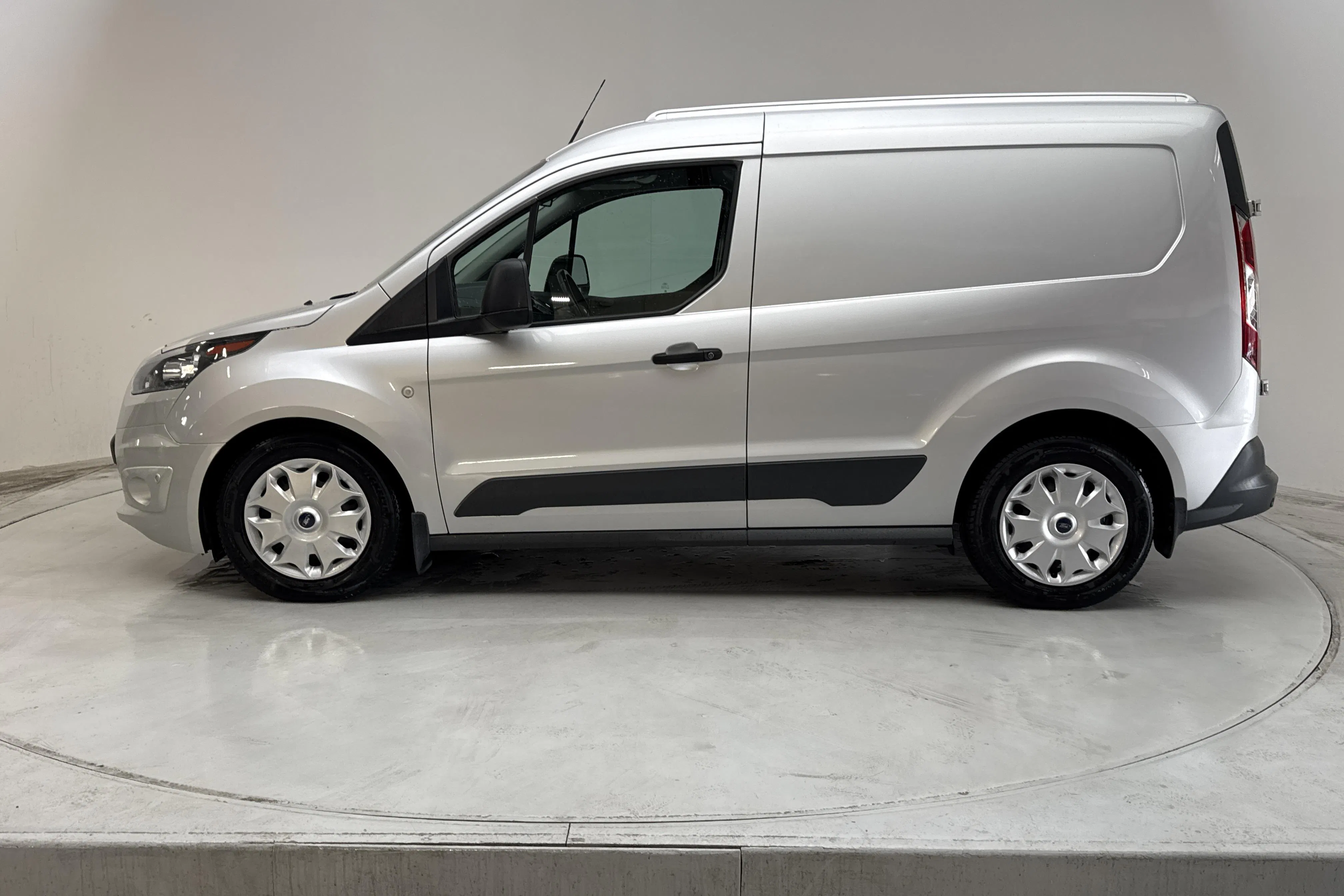 Presentationsfoto 2 av 12: Ford Transit Connect 1.5 TDCi (100hk) - 16 218 mil - Automat - grå - 2018