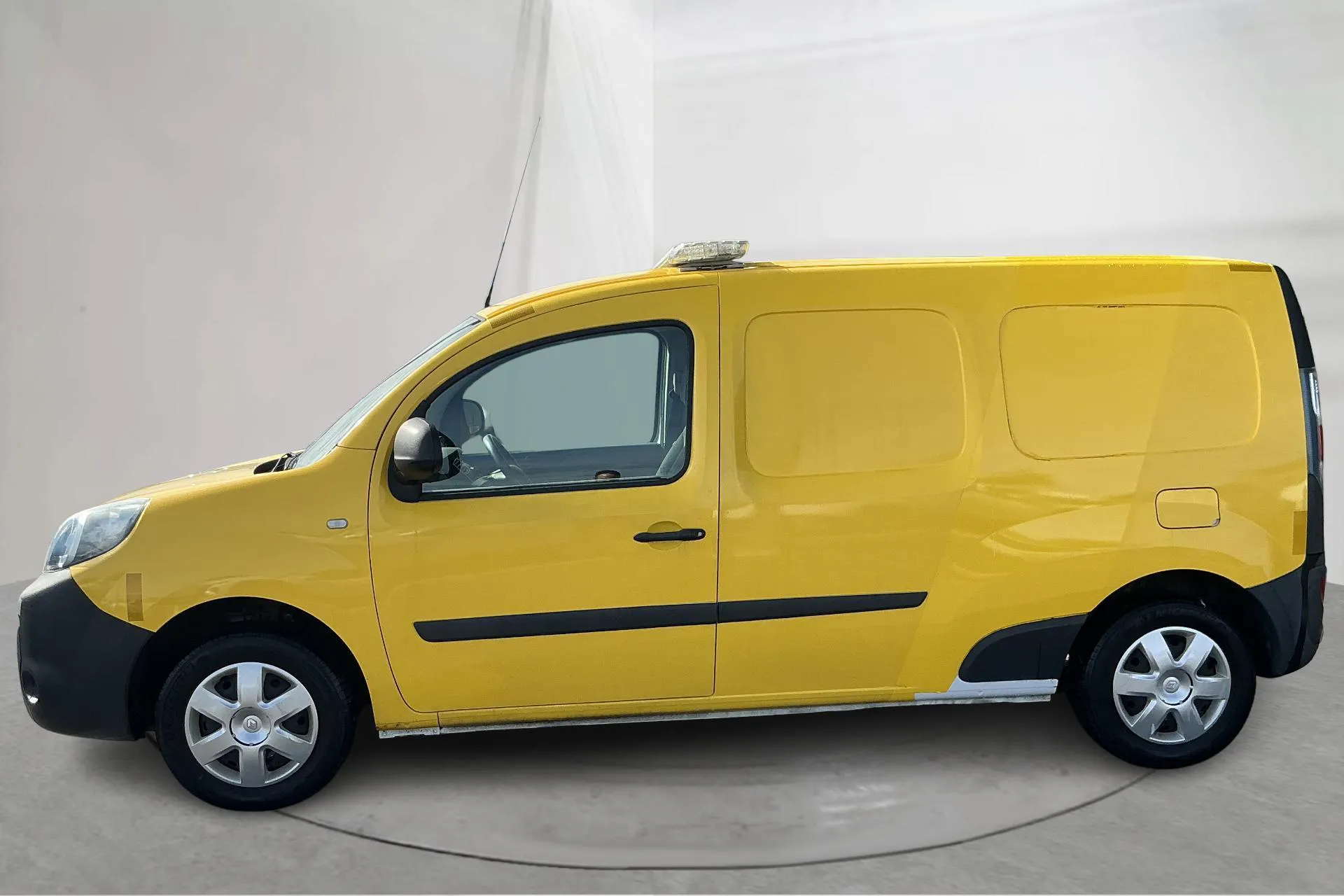 Presentationsfoto 2 av 15: Renault Kangoo II Z.E. 22kWh Maxi Skåp (60hk) - 1 859 mil - Automat - vit - 2015