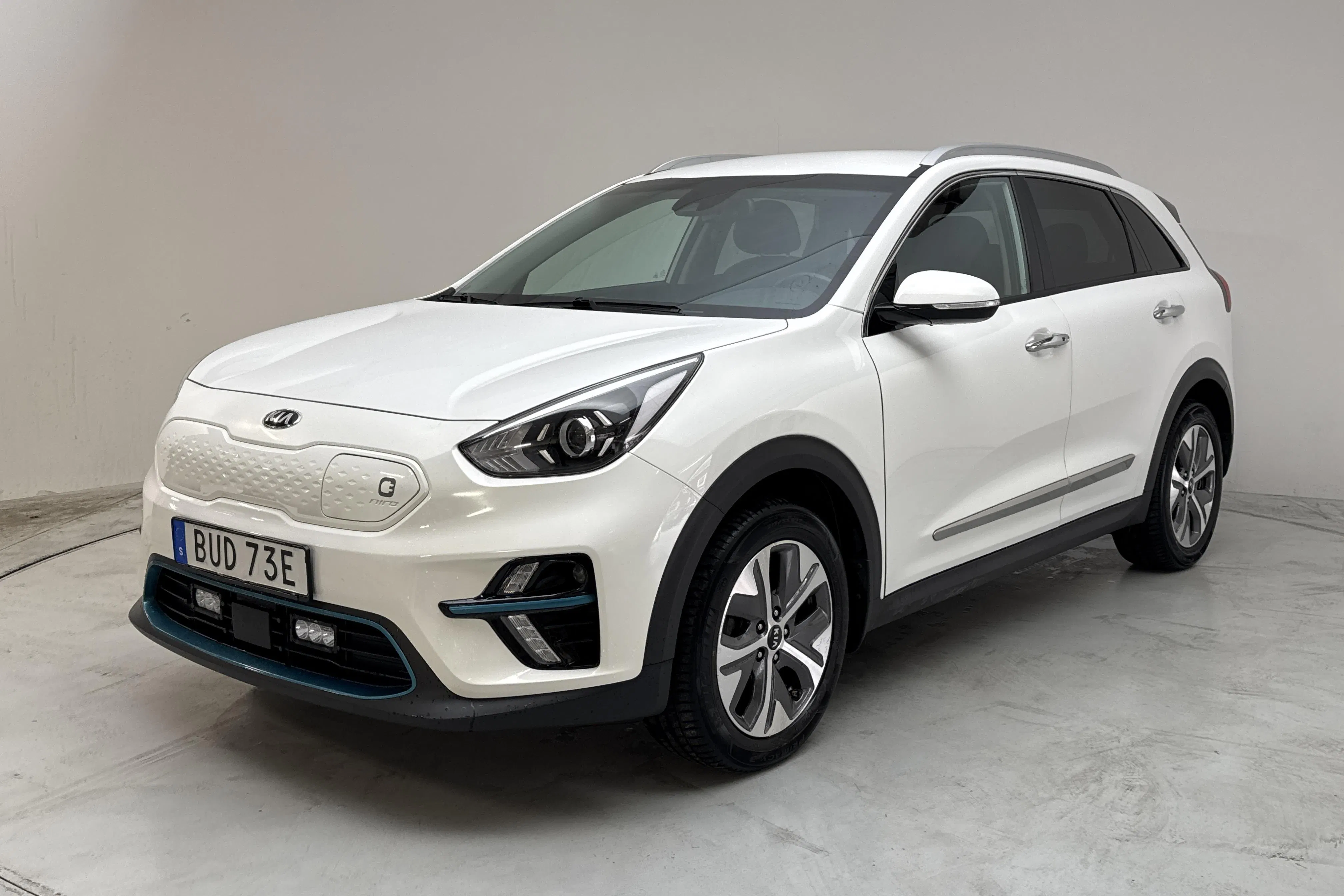 Presentation photo 1 of 16: KIA e-Niro 64kWh (204hk) - 64 960 km - Automatic - white - 2020