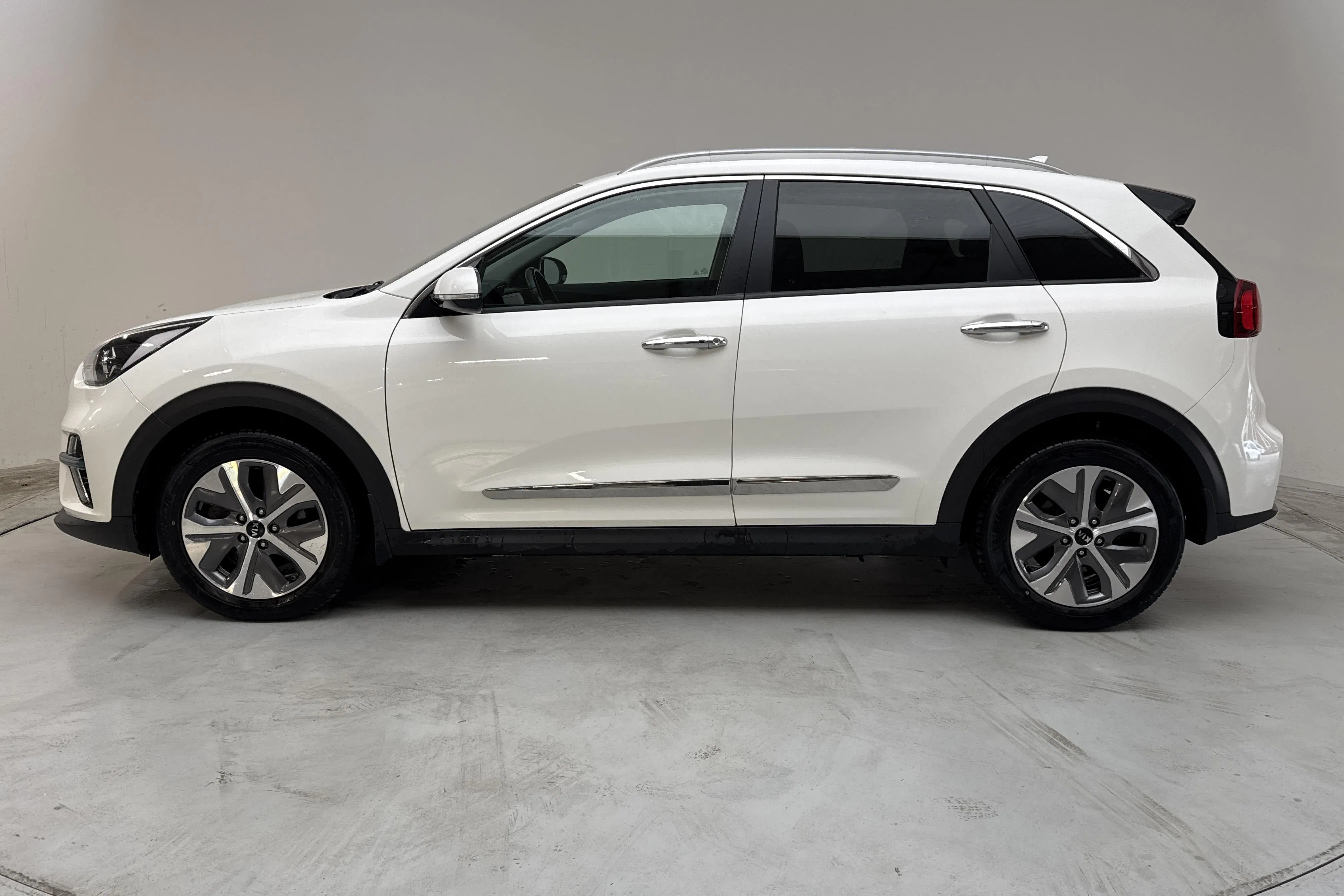 Presentation photo 2 of 16: KIA e-Niro 64kWh (204hk) - 64 960 km - Automatic - white - 2020