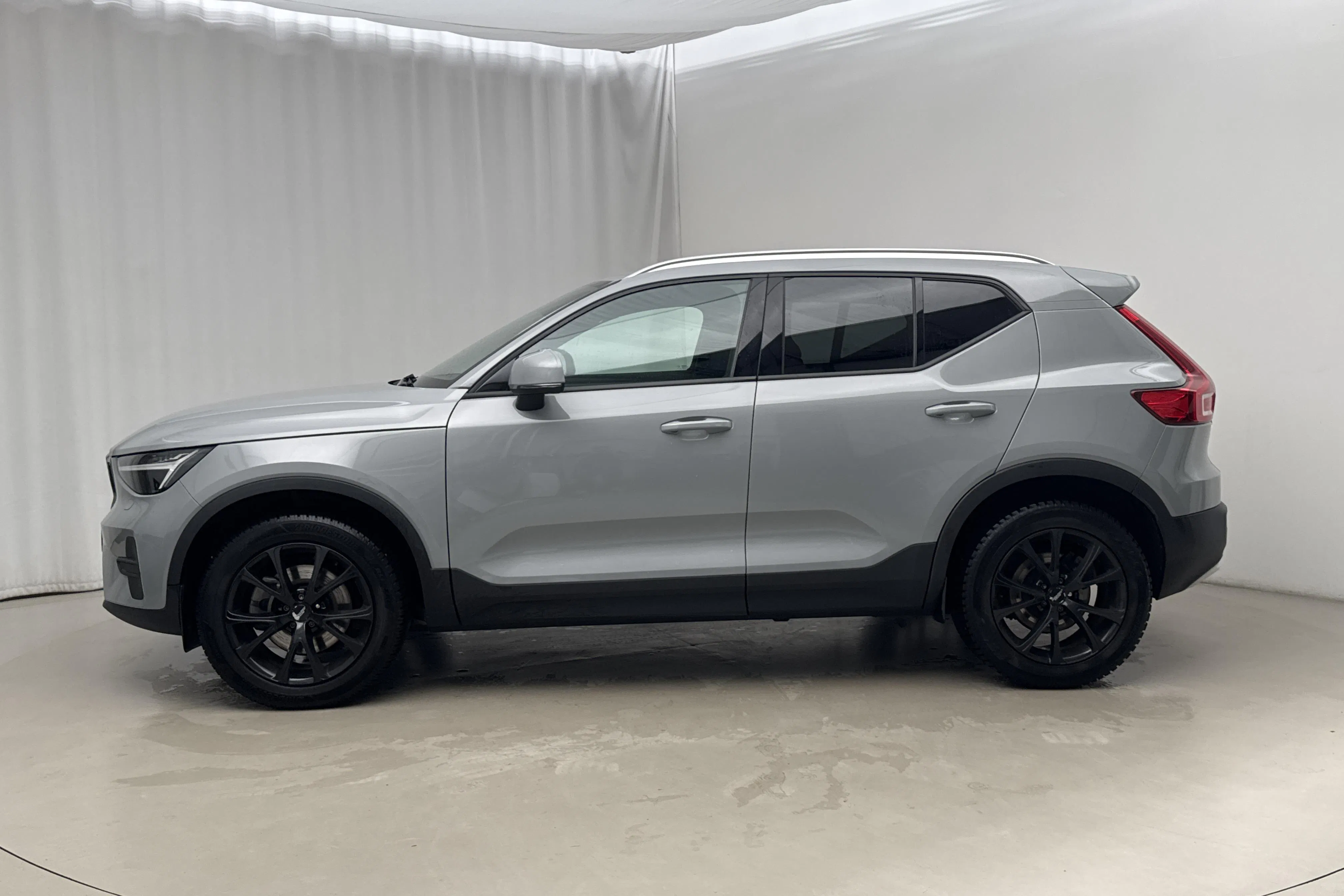 Presentationsfoto 2 av 18: Volvo XC40 B3 2WD (163hk) - 12 736 mil - Automat - grå - 2024