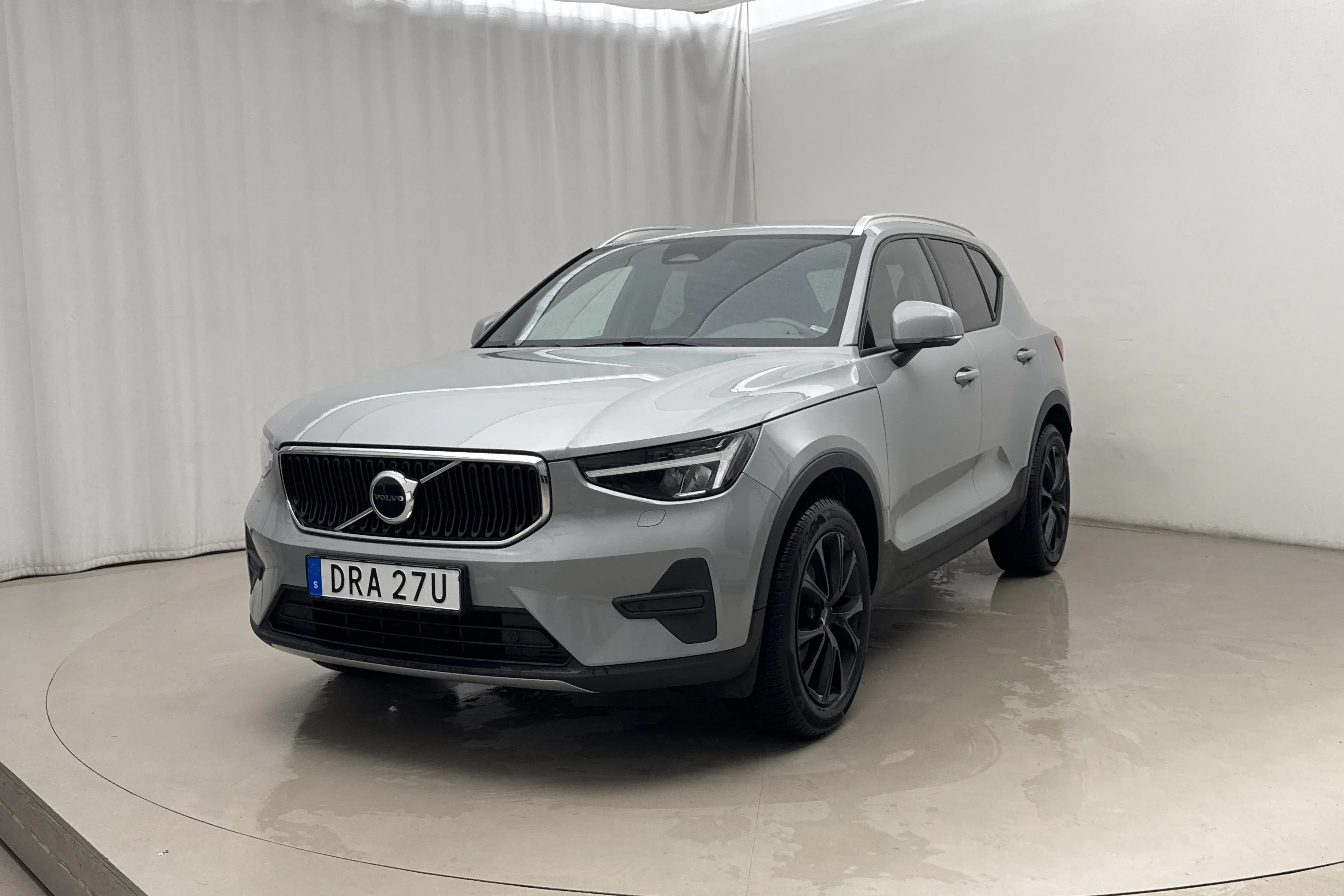 Presentationsfoto 1 av 18: Volvo XC40 B3 2WD (163hk) - 12 736 mil - Automat - grå - 2024