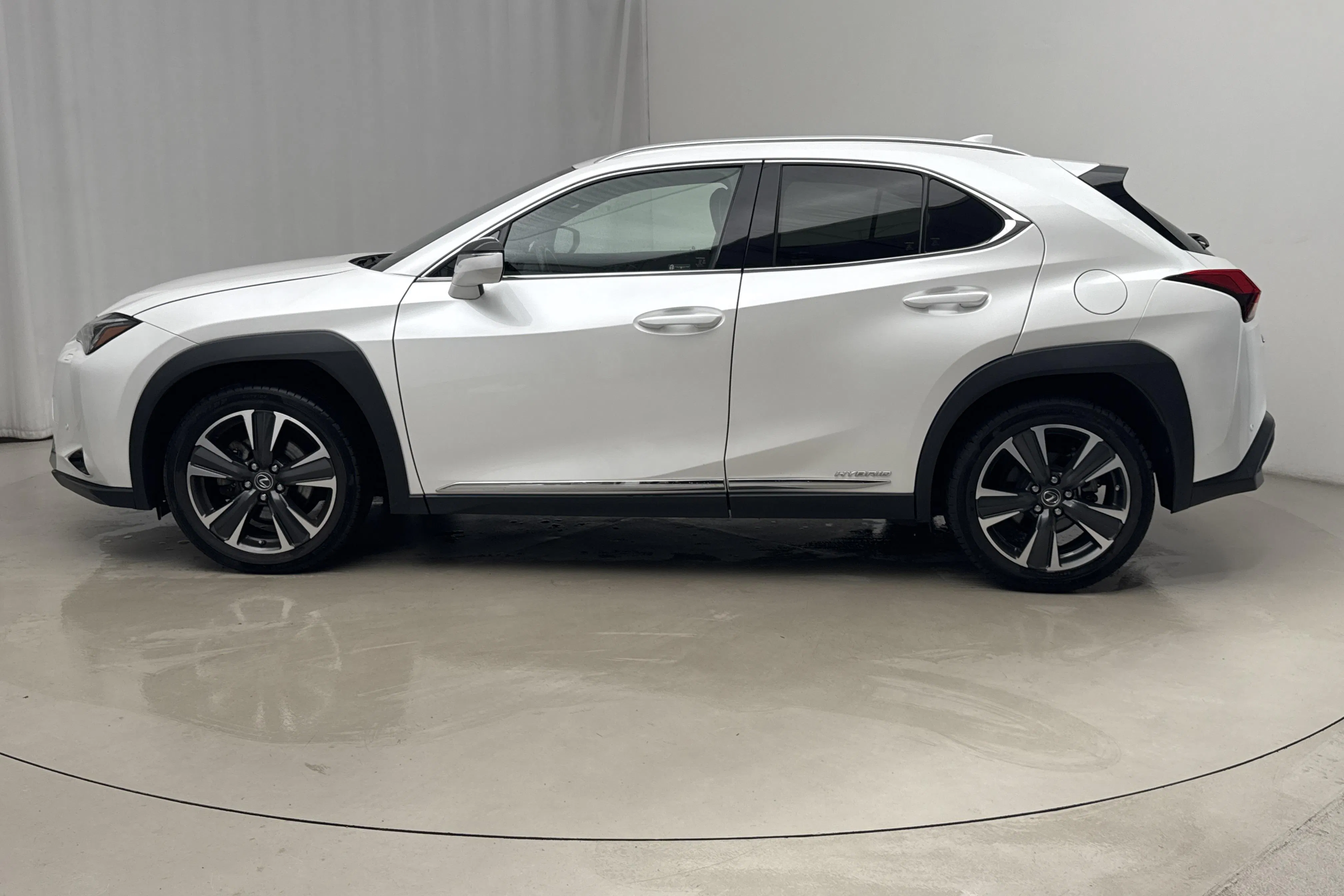 Presentationsfoto 2 av 17: Lexus UX 250h AWD (178hk) - 4 514 mil - Automat - vit - 2022