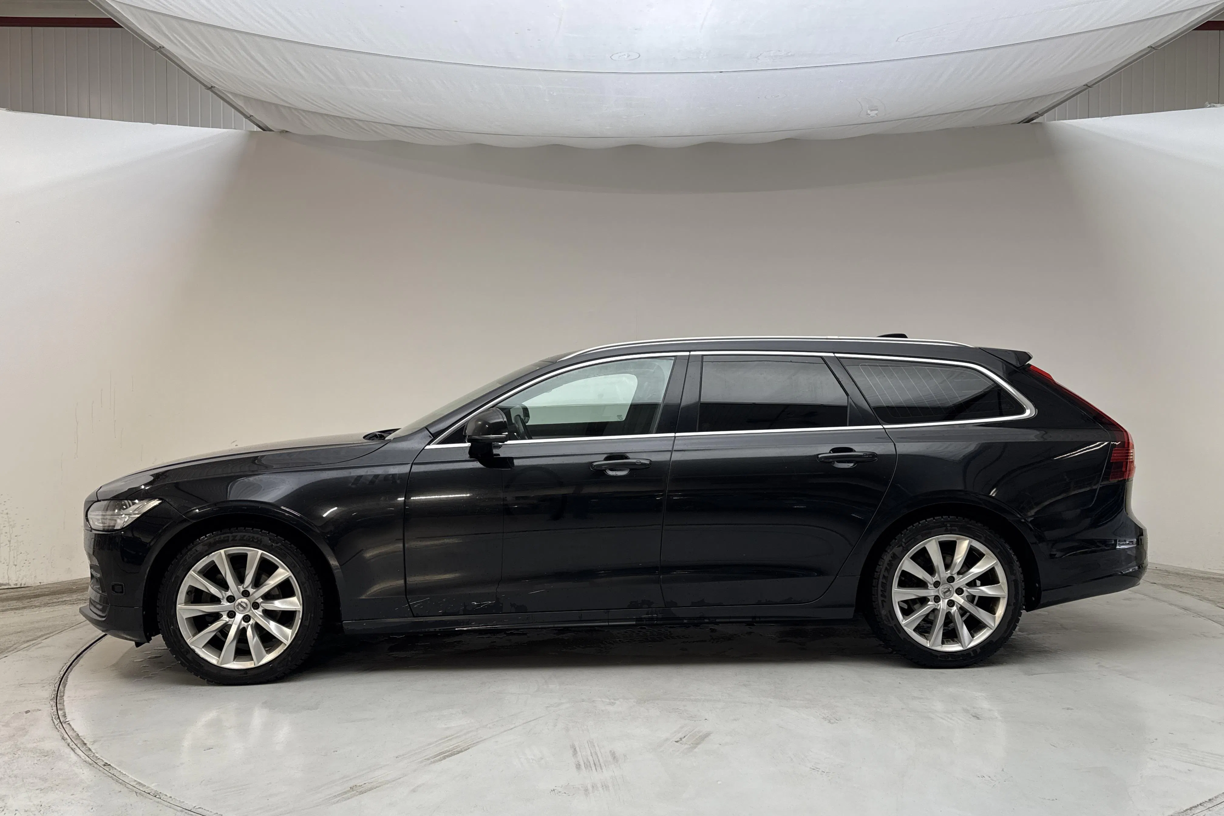 Presentationsfoto 2 av 15: Volvo V90 D4 (190hk) - 42 829 mil - Automat - svart - 2021