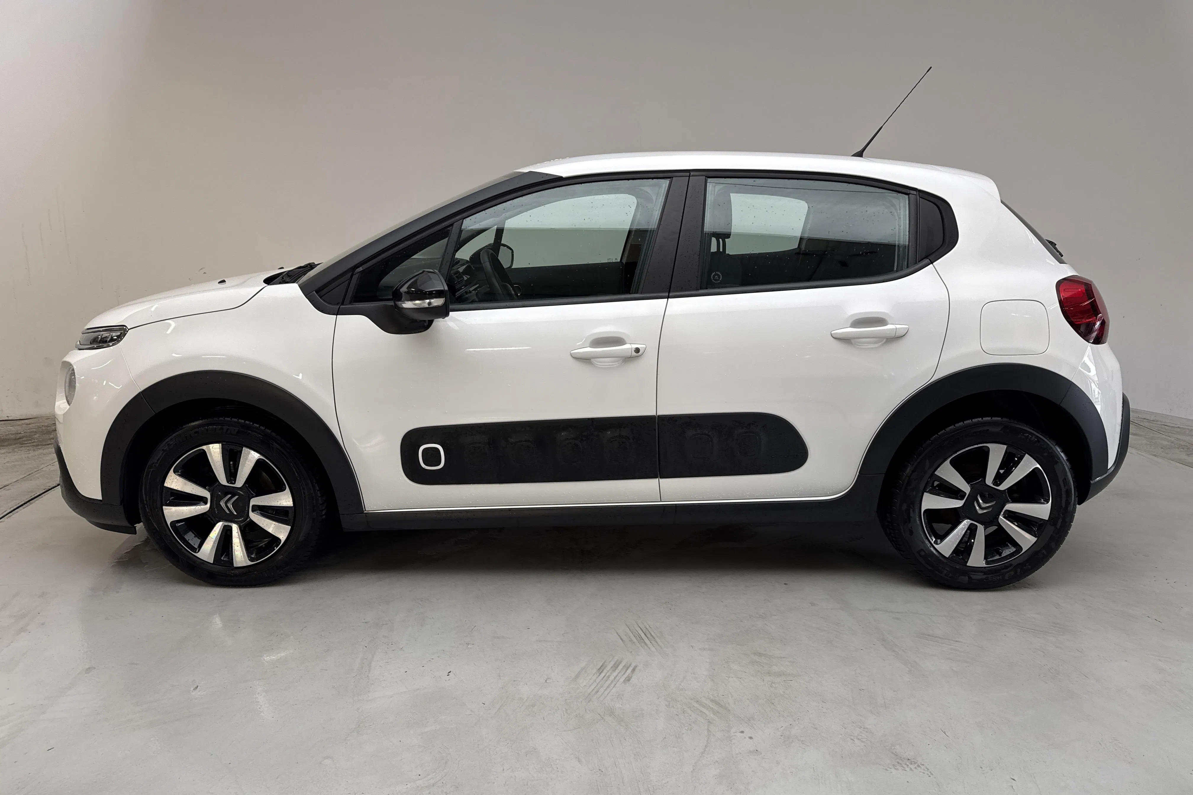 Presentation photo 2 of 12: Citroën C3 BlueHDi (100hk) - 92 540 km - Manual - white - 2017