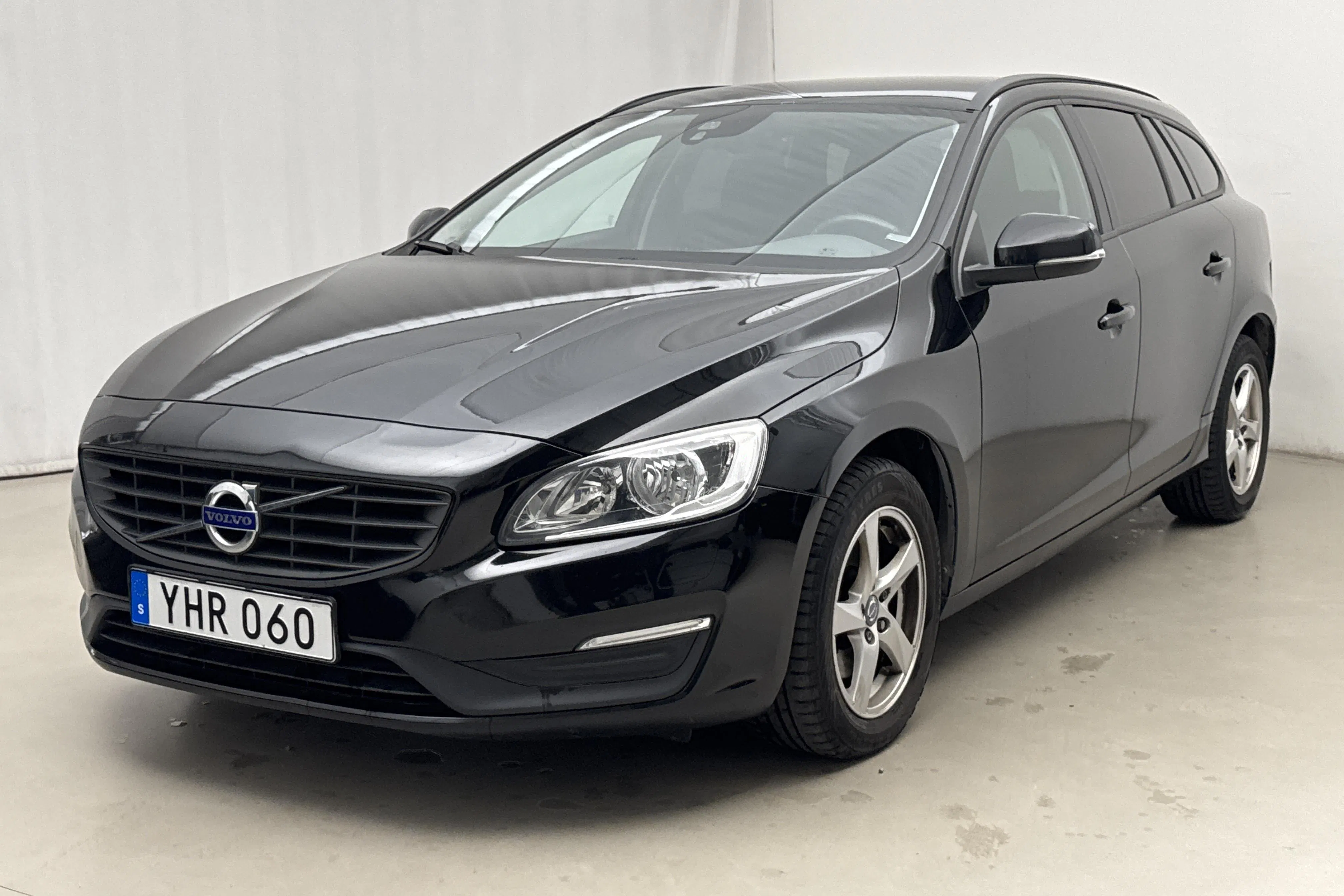 Presentation photo 1 of 16: Volvo V60 T3 (152hk) - 118 340 km - Automatic - black - 2017
