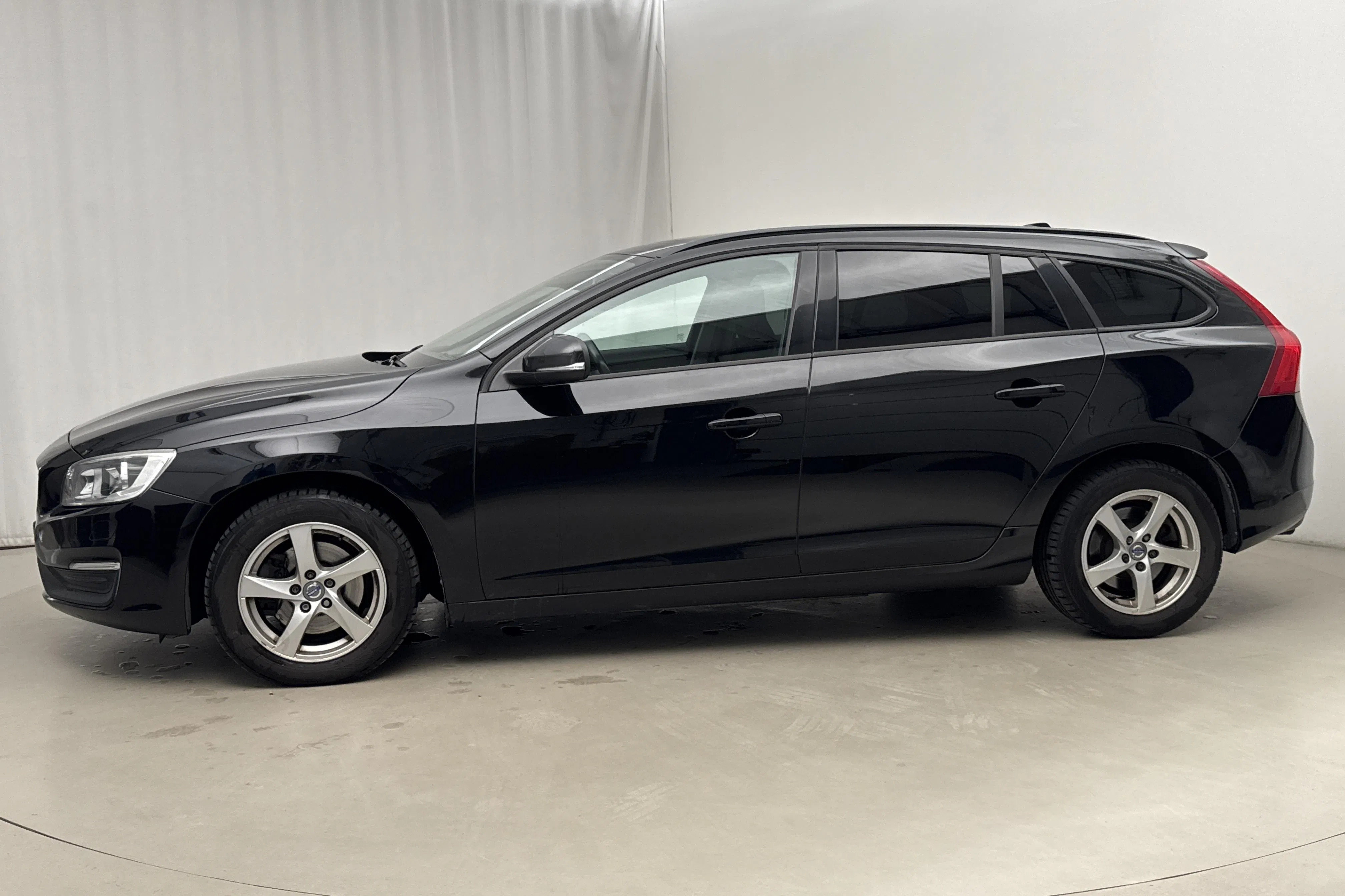 Presentation photo 2 of 16: Volvo V60 T3 (152hk) - 118 340 km - Automatic - black - 2017