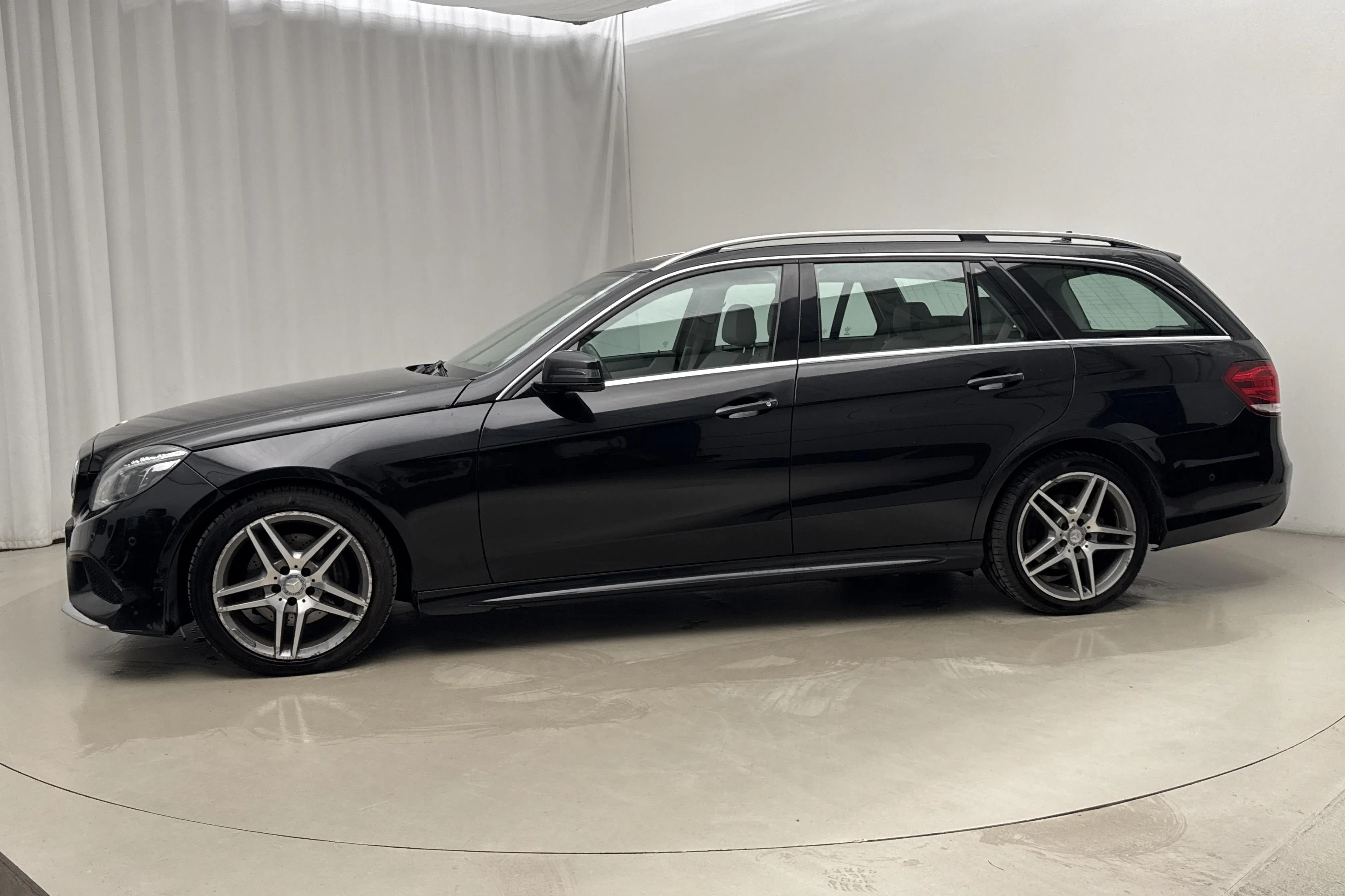 Presentationsfoto 2 av 17: Mercedes E 300 BlueTEC Hybrid Kombi S212 (204hk) - 21 697 mil - Automat - svart - 2015