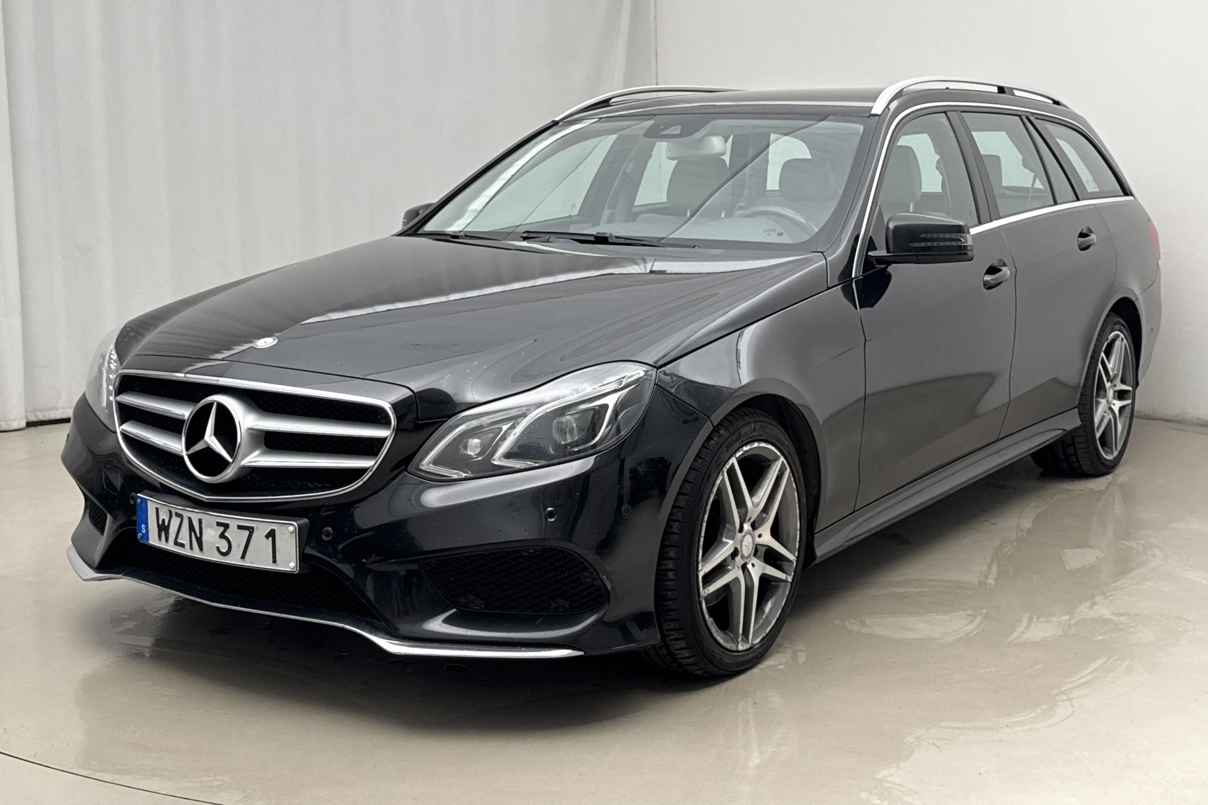 Presentationsfoto 1 av 17: Mercedes E 300 BlueTEC Hybrid Kombi S212 (204hk) - 21 697 mil - Automat - svart - 2015