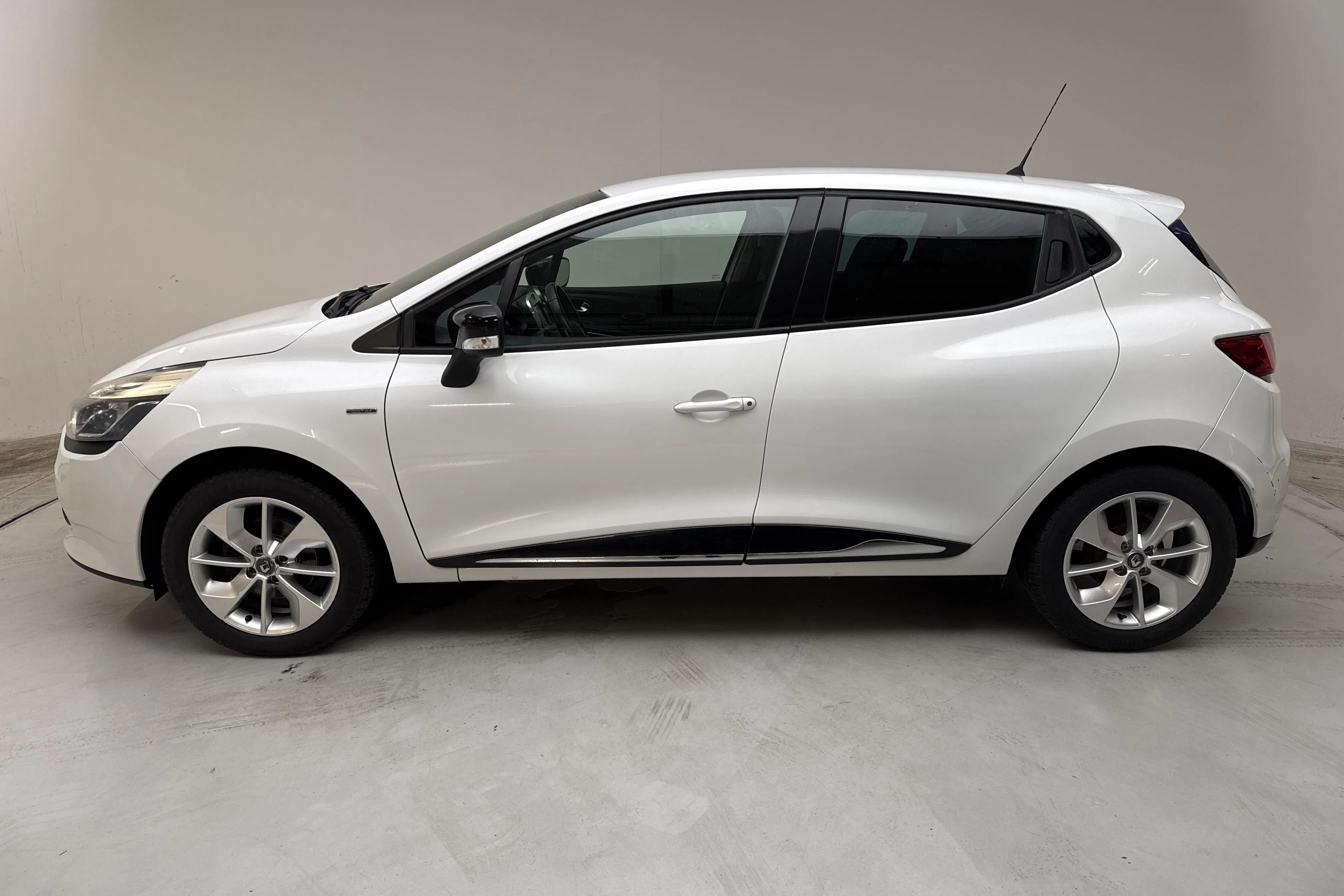 Zdjęcie prezentacyjne 2 z 13: Renault Clio 1.2 (73hk) - 23 760 km - Manualna - biały - 2016