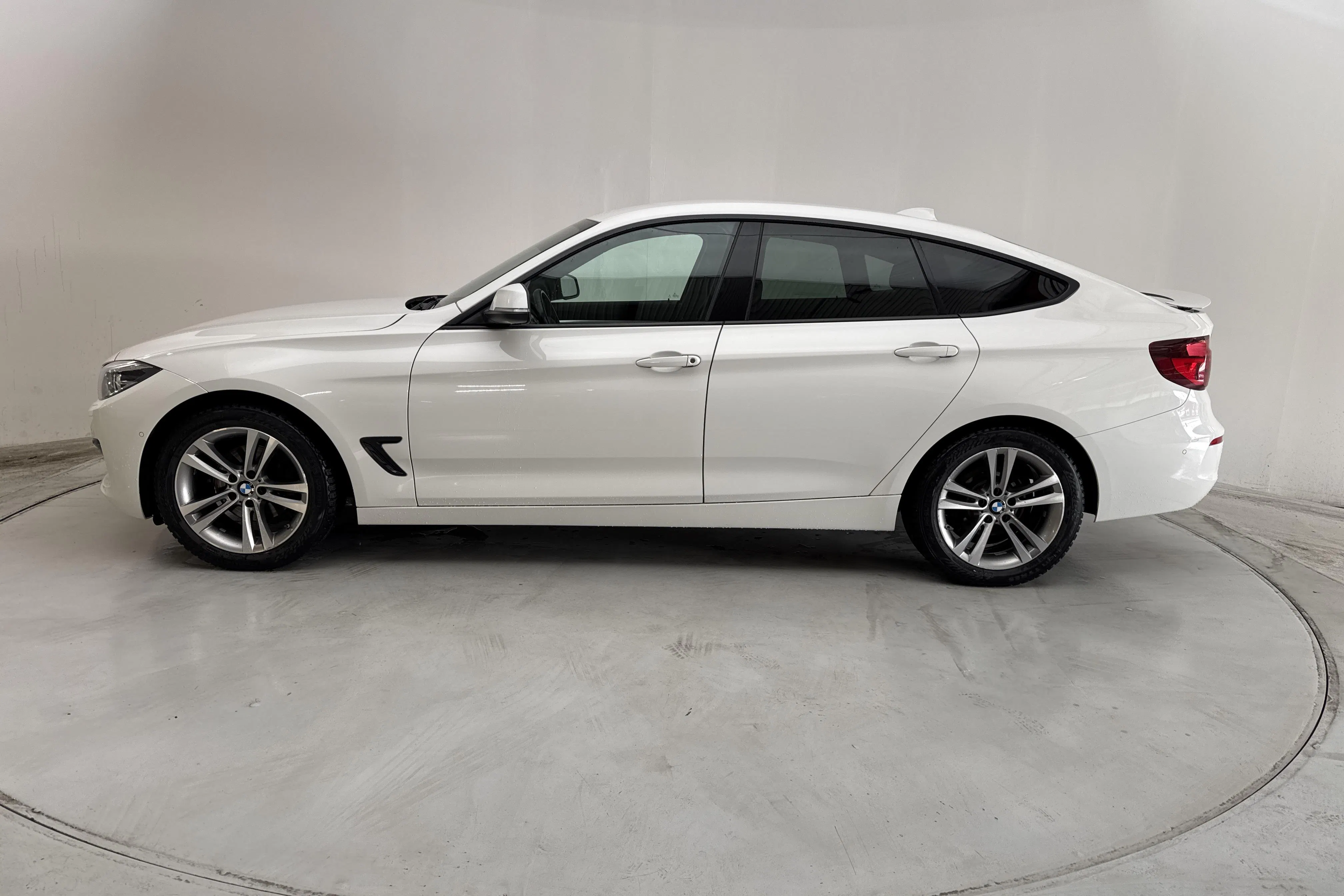 Presentationsfoto 2 av 14: BMW 320d GT xDrive, F34 (190hk) - 17 445 mil - Automat - vit - 2020