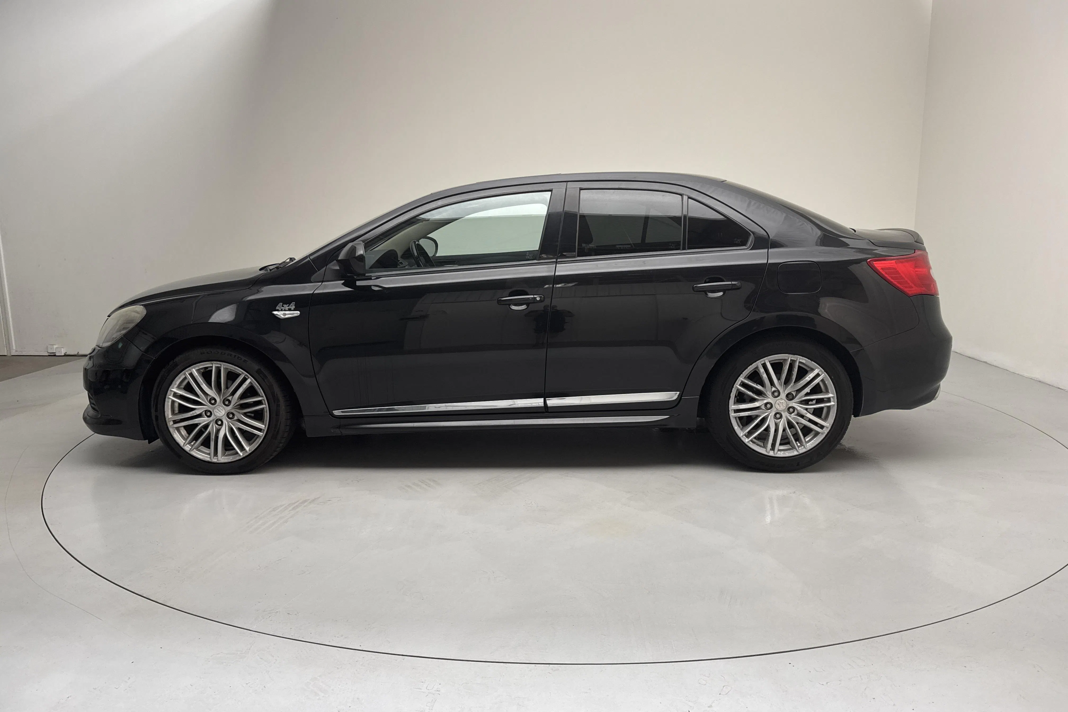Presentationsfoto 2 av 13: Suzuki Kizashi 2.4 4Grip (185hk) - 16 508 mil - Automat - svart - 2011