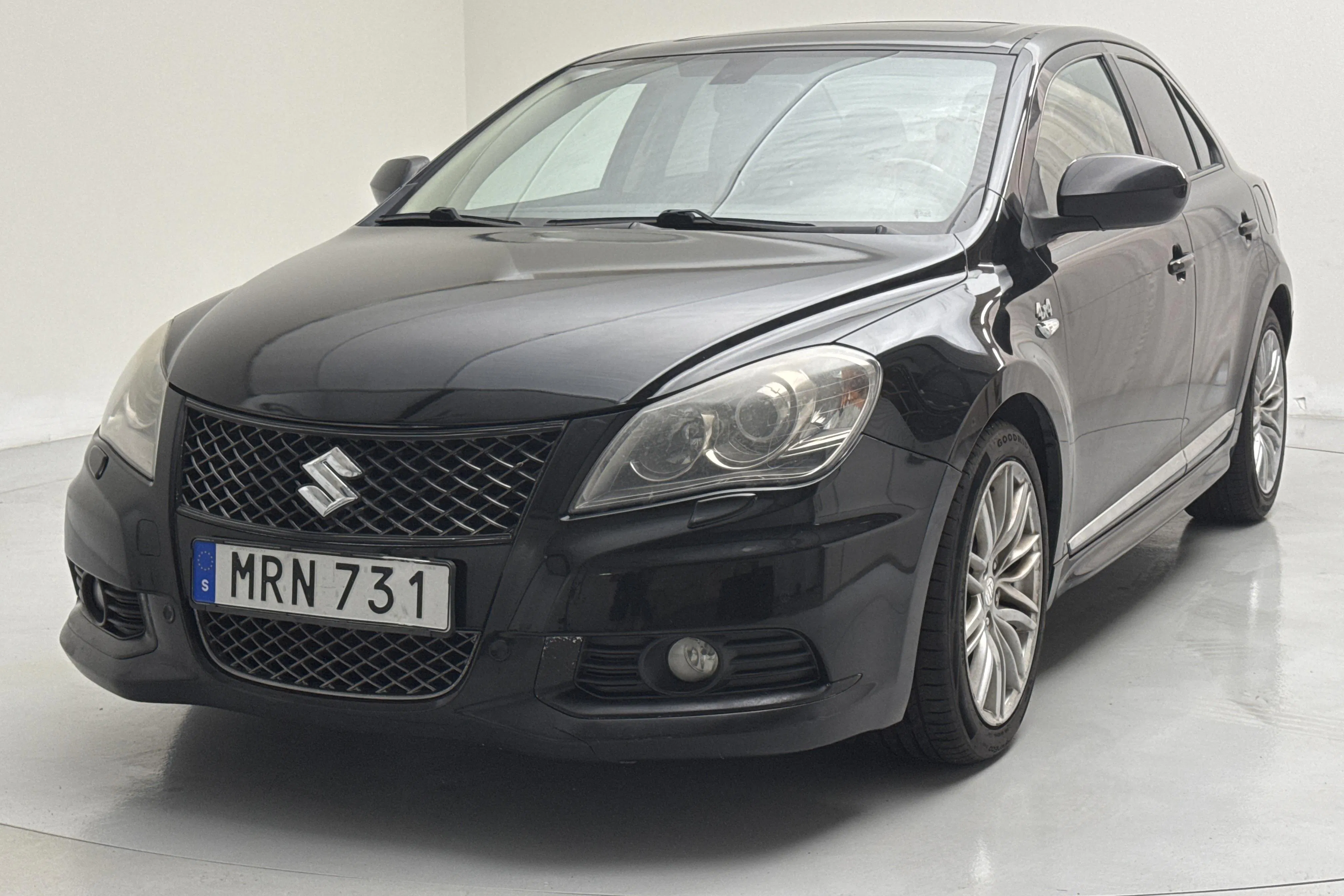 Presentationsfoto 1 av 13: Suzuki Kizashi 2.4 4Grip (185hk) - 16 508 mil - Automat - svart - 2011