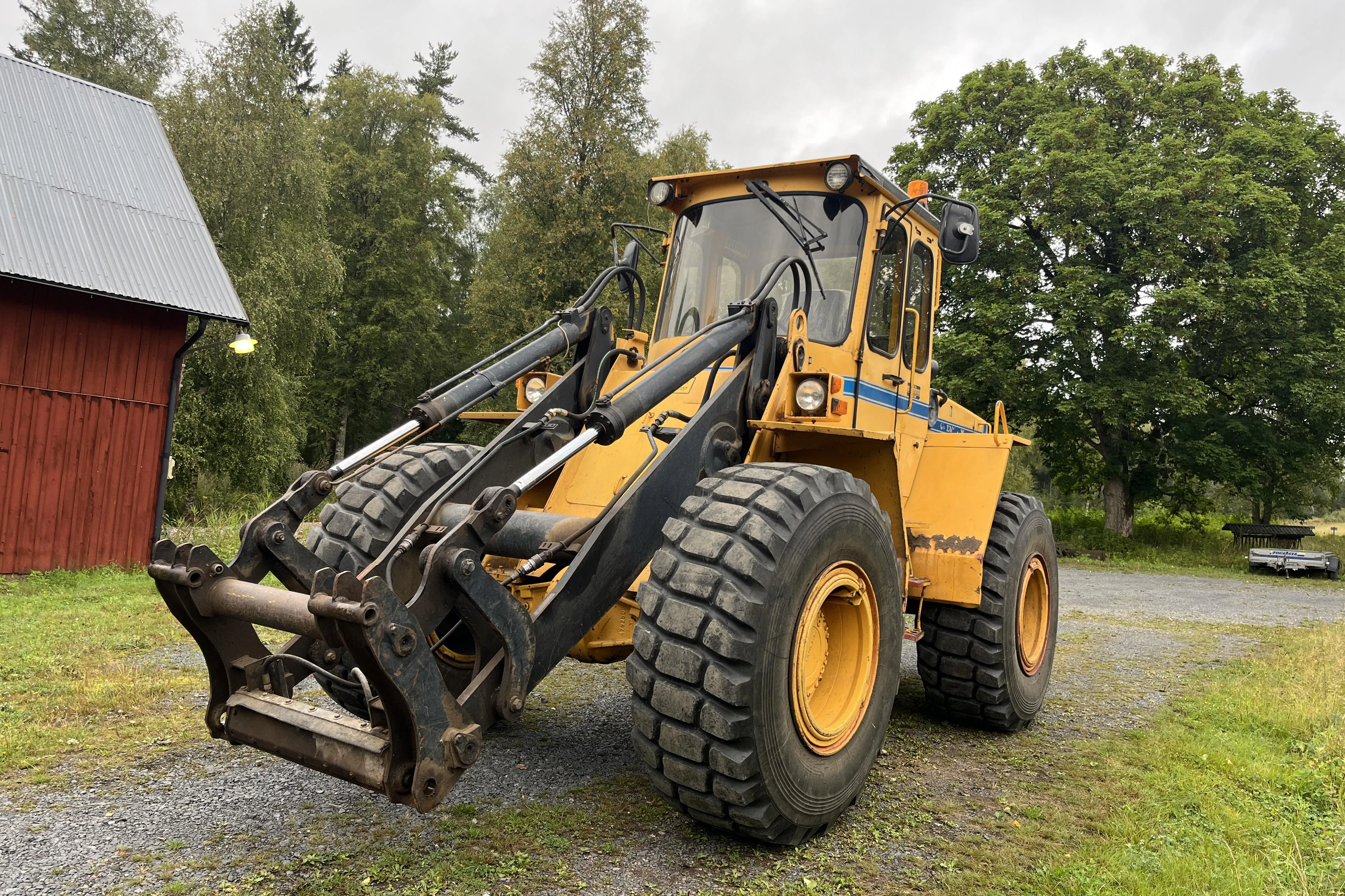 Presentation photo 1 of 78: Volvo BM 4300 B - 0 km - yellow