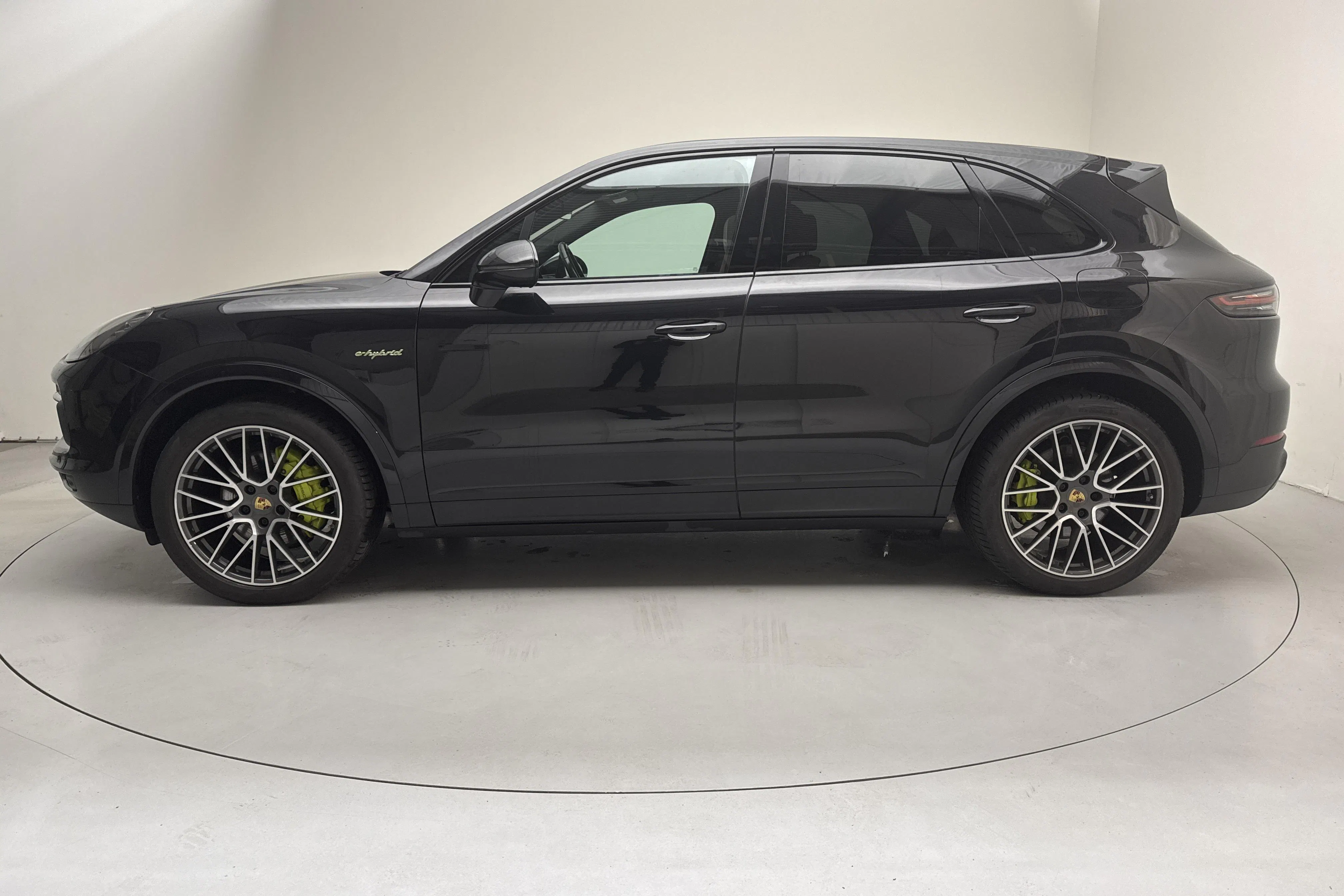 Presentationsfoto 2 av 18: Porsche Cayenne E-hybrid (462hk) - 7 021 mil - Automat - svart - 2021