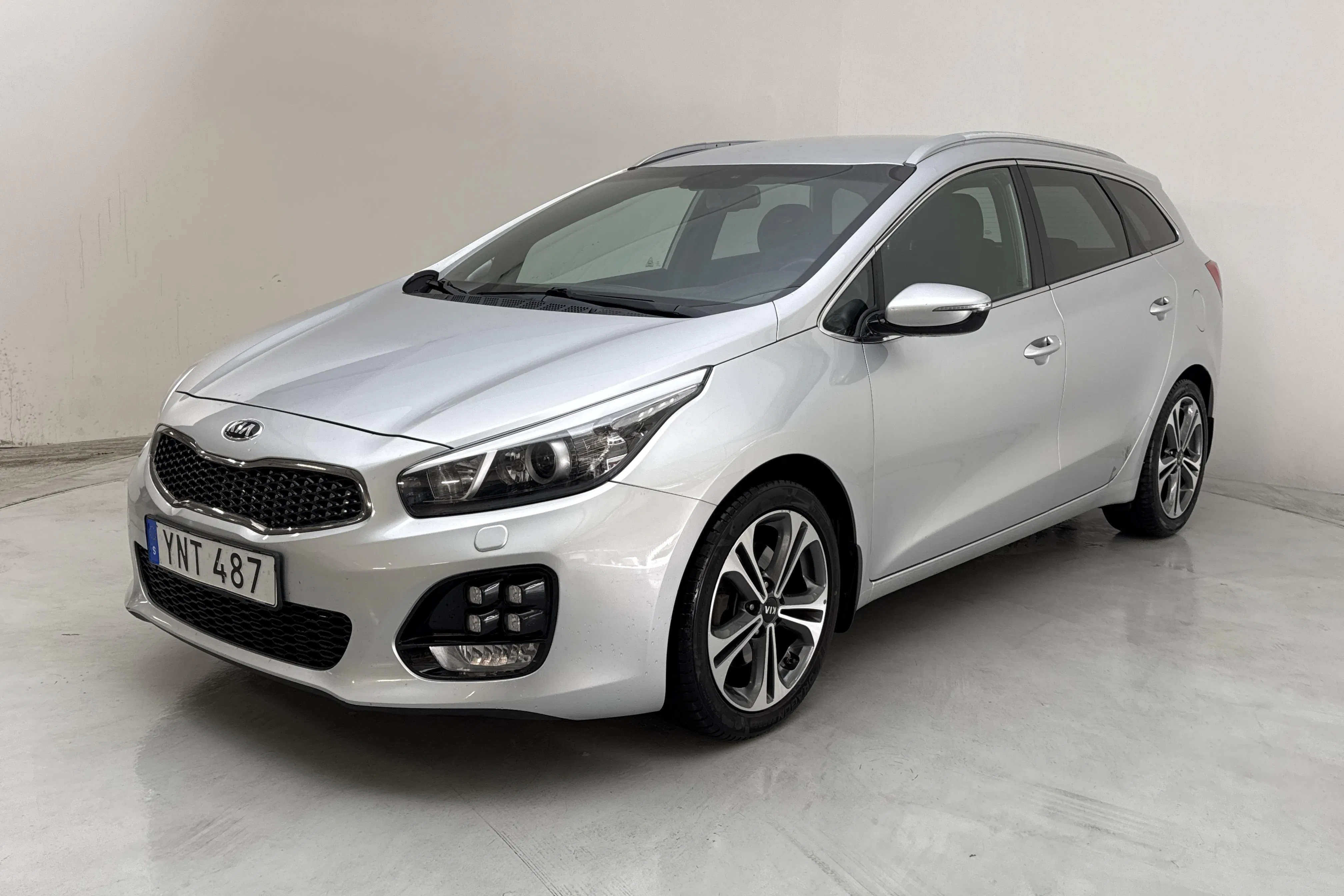 Presentation photo 1 of 15: KIA Cee'd 1.6 CRDi SW (136hk) - 97 120 km - Automatic - gray - 2017