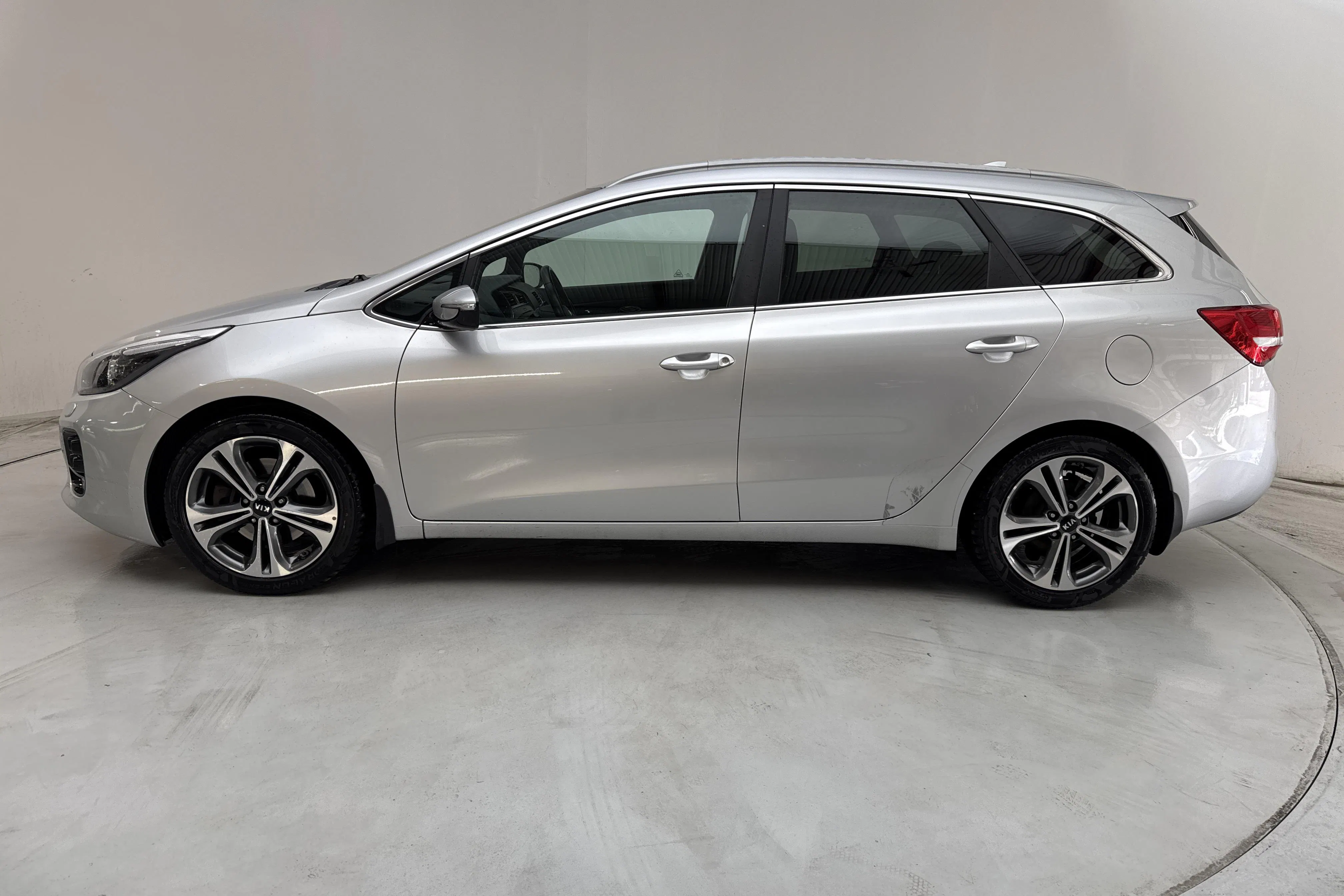 Presentation photo 2 of 15: KIA Cee'd 1.6 CRDi SW (136hk) - 97 120 km - Automatic - gray - 2017