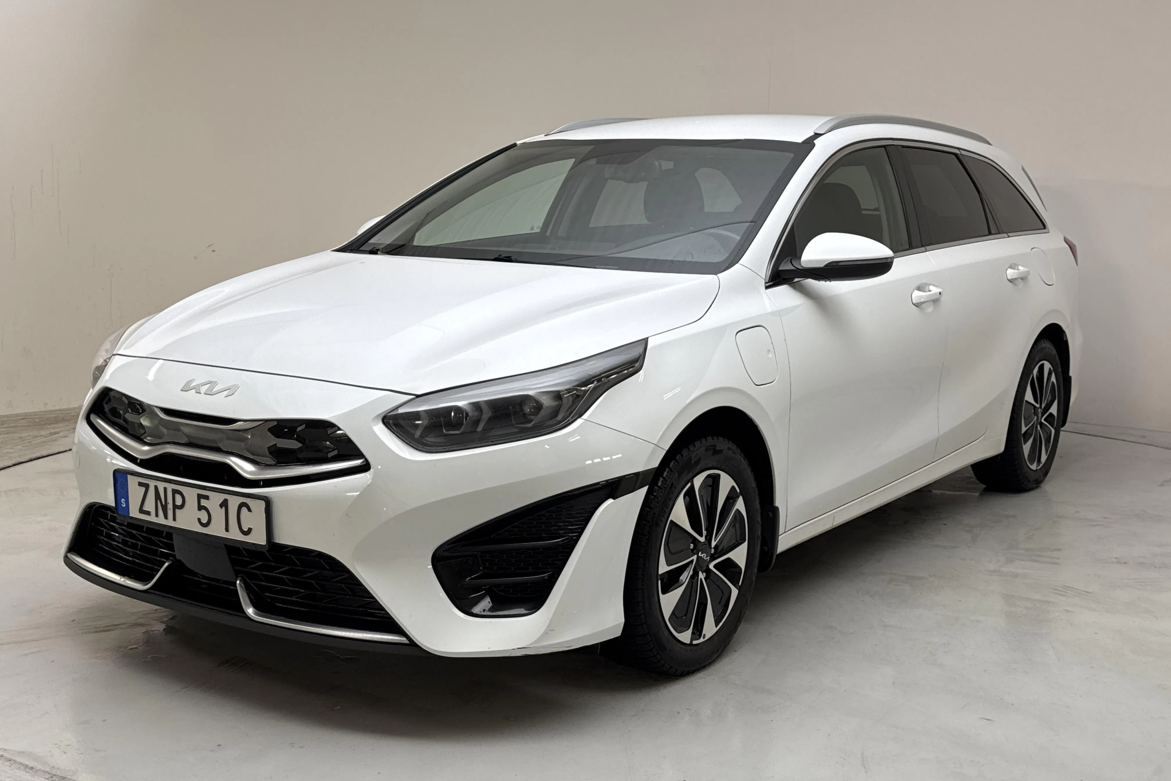 Presentation photo 1 of 16: KIA Ceed 1.6 Plug-in Hybrid SW (141hk) - 172 020 km - Automatic - white - 2022