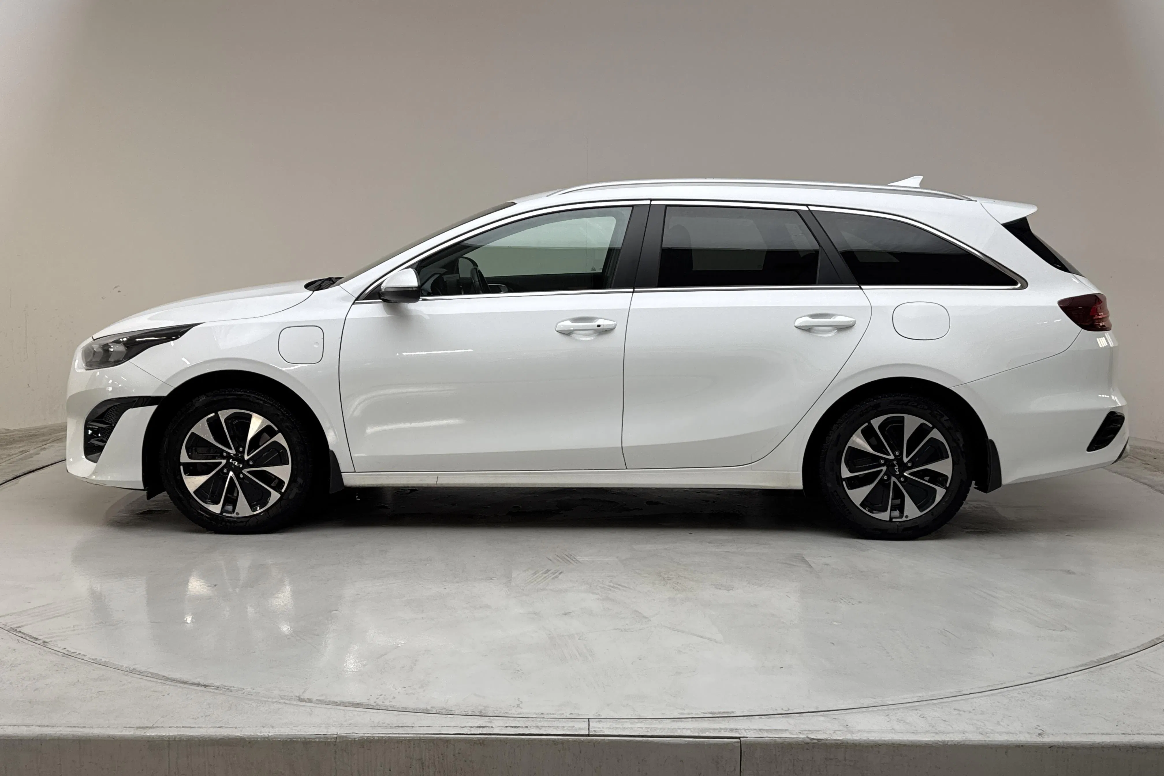 Presentation photo 2 of 16: KIA Ceed 1.6 Plug-in Hybrid SW (141hk) - 172 020 km - Automatic - white - 2022