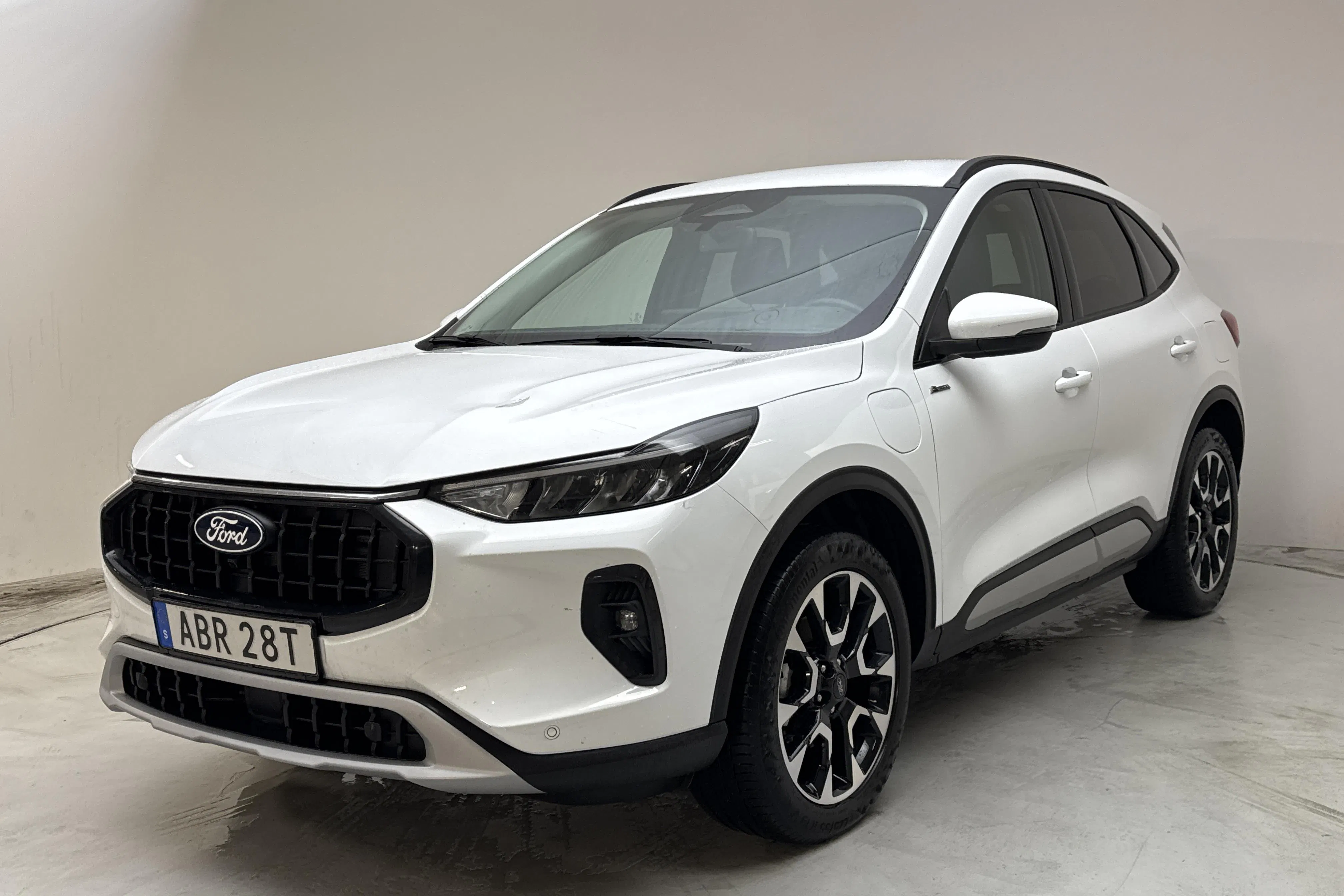 Presentationsfoto 1 av 15: Ford Kuga 2.5 PHEV (243hk) - 2 303 mil - Automat - vit - 2025