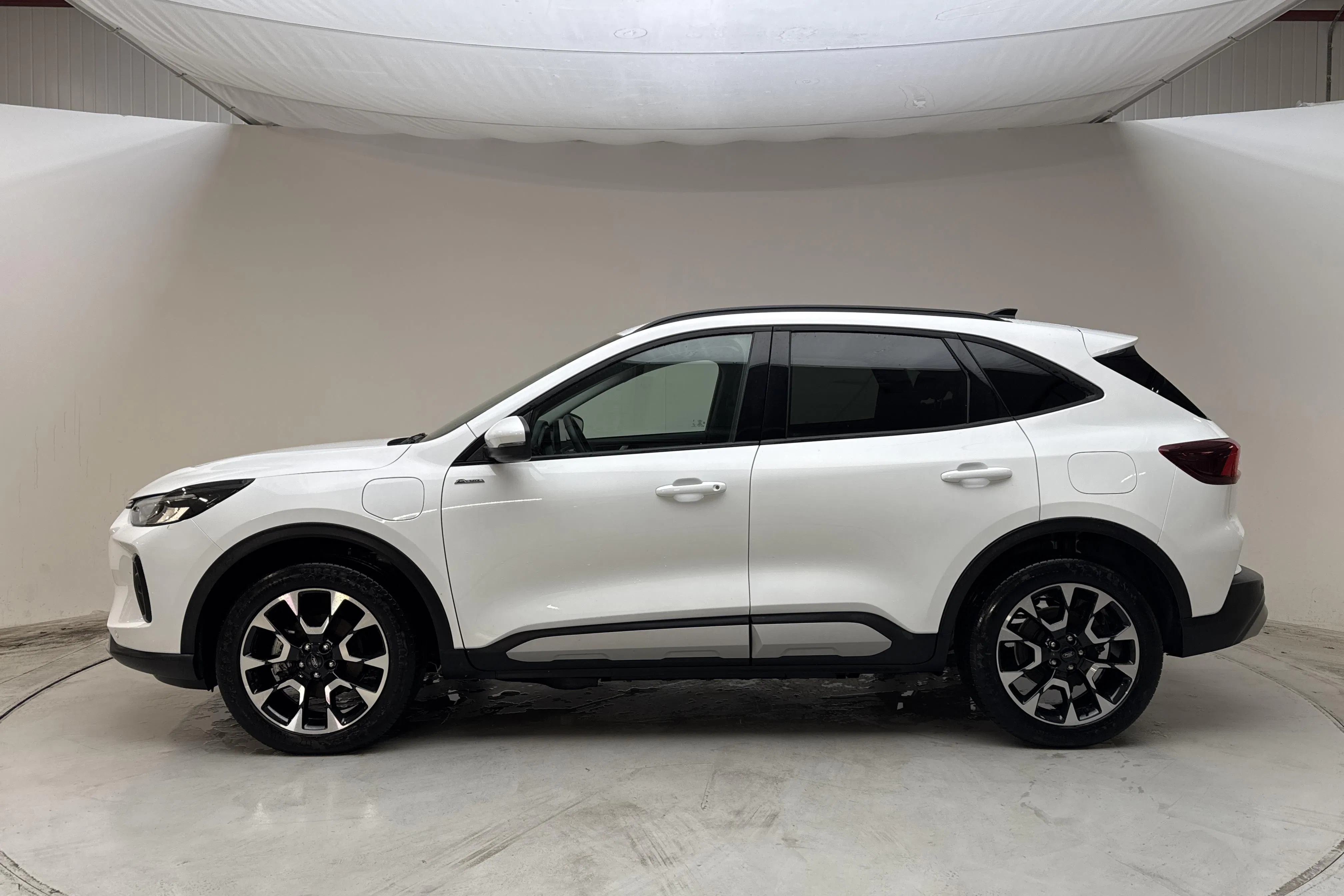 Presentationsfoto 2 av 15: Ford Kuga 2.5 PHEV (243hk) - 2 303 mil - Automat - vit - 2025