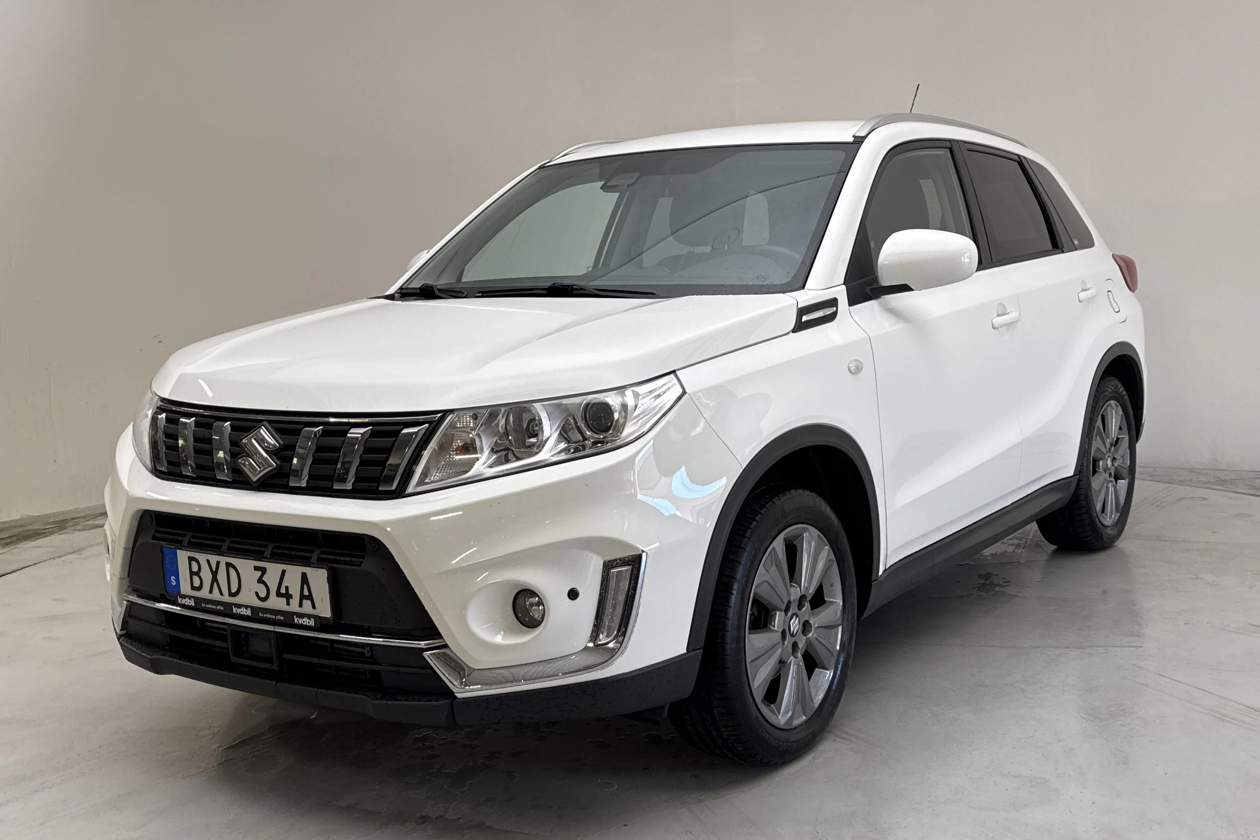 Presentationsfoto 1 av 13: Suzuki Vitara 1.0 Allgrip 4x4 (112hk) - 10 455 mil - Manuell - vit - 2019