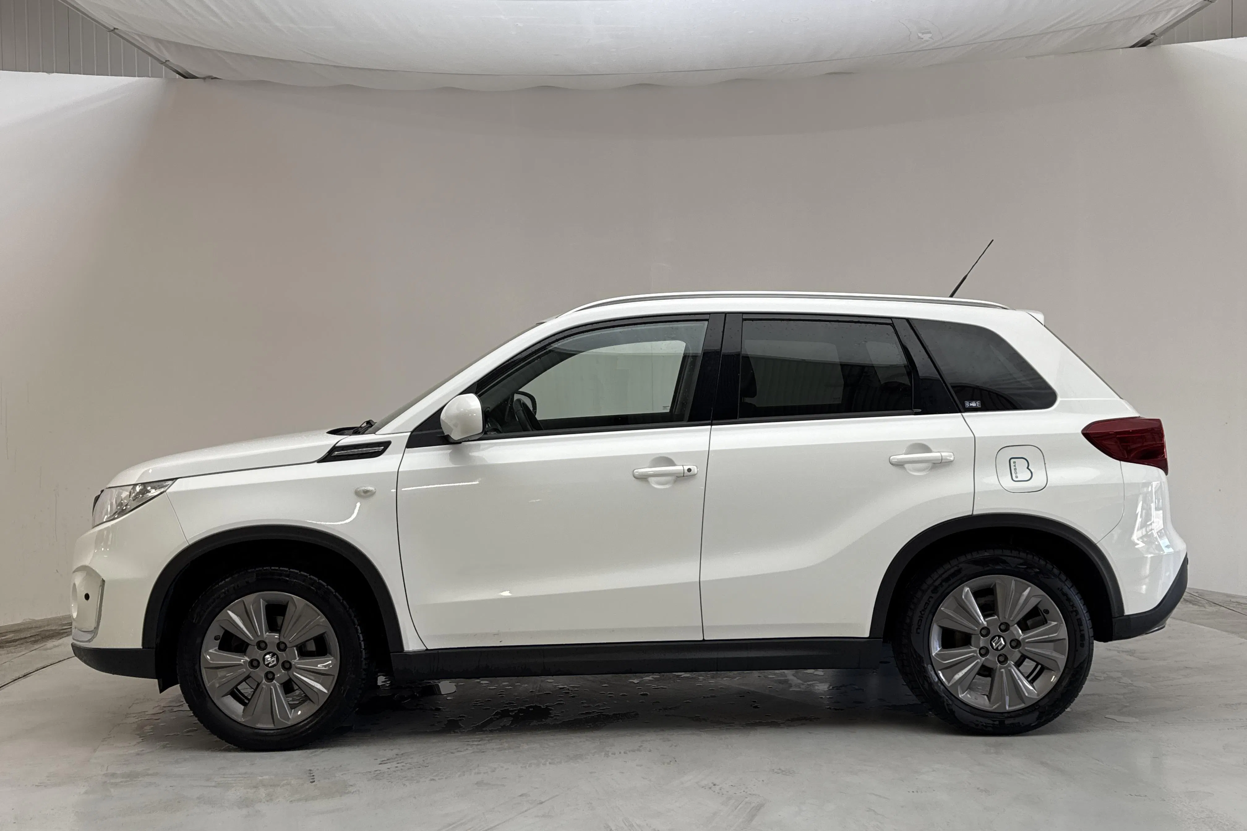 Presentationsfoto 2 av 13: Suzuki Vitara 1.0 Allgrip 4x4 (112hk) - 10 455 mil - Manuell - vit - 2019