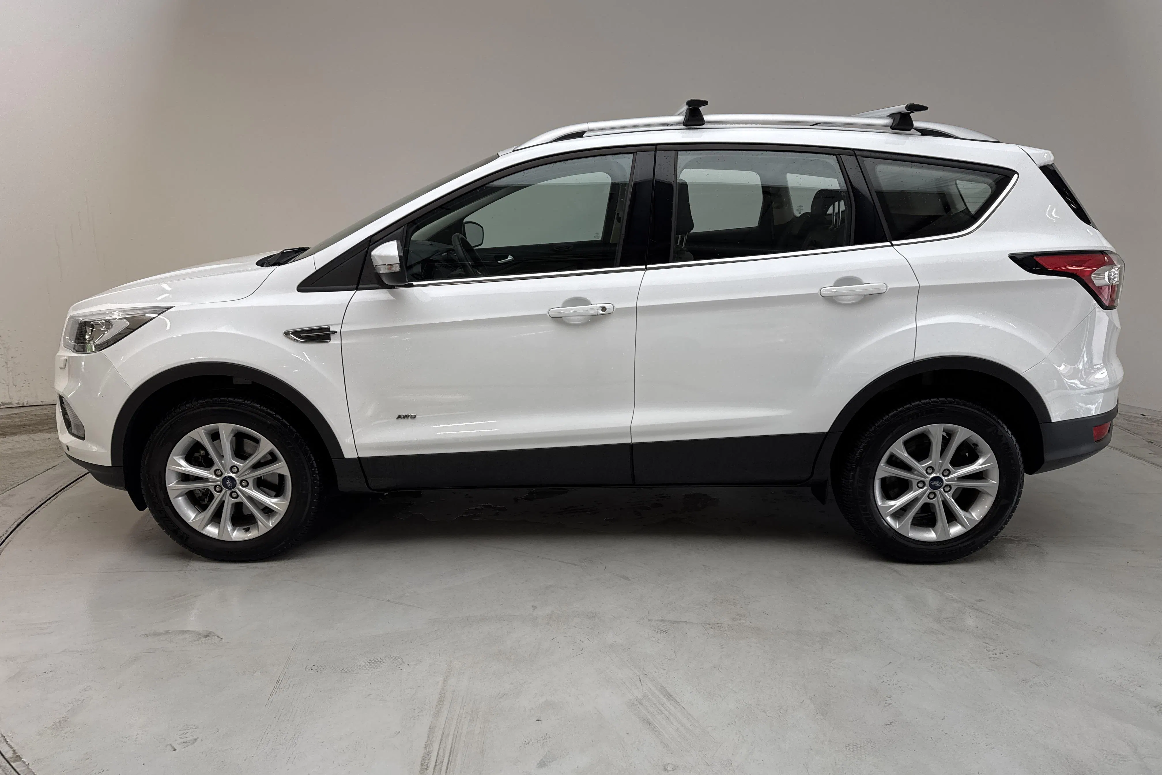 Presentationsfoto 2 av 12: Ford Kuga 1.5 EcoBoost AWD (175hk) - 3 992 mil - Automat - vit - 2019