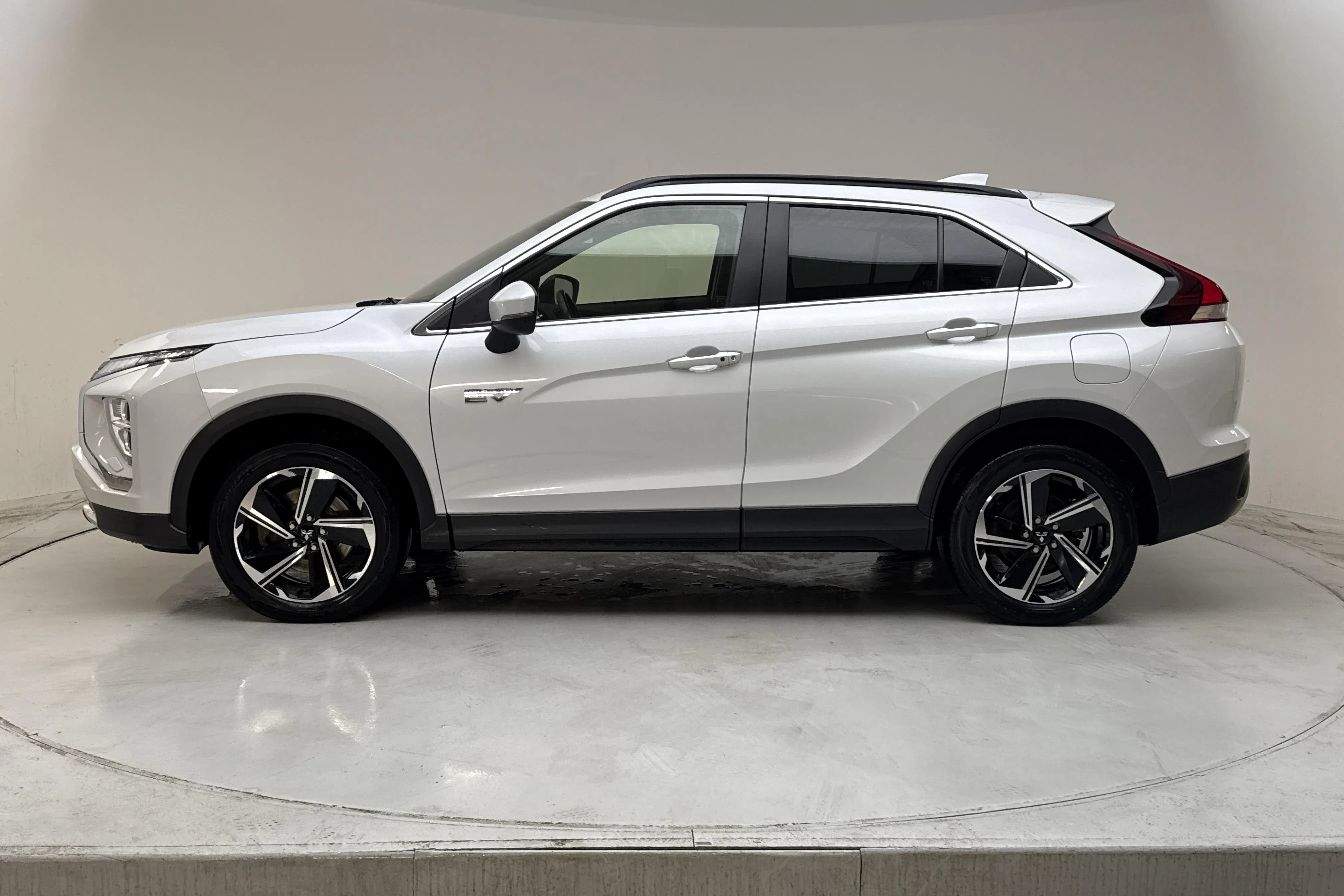 Presentation photo 2 of 15: Mitsubishi Eclipse Cross 2.4 PHEV 4WD (185hk) - 75 560 km - Automatic - white - 2021