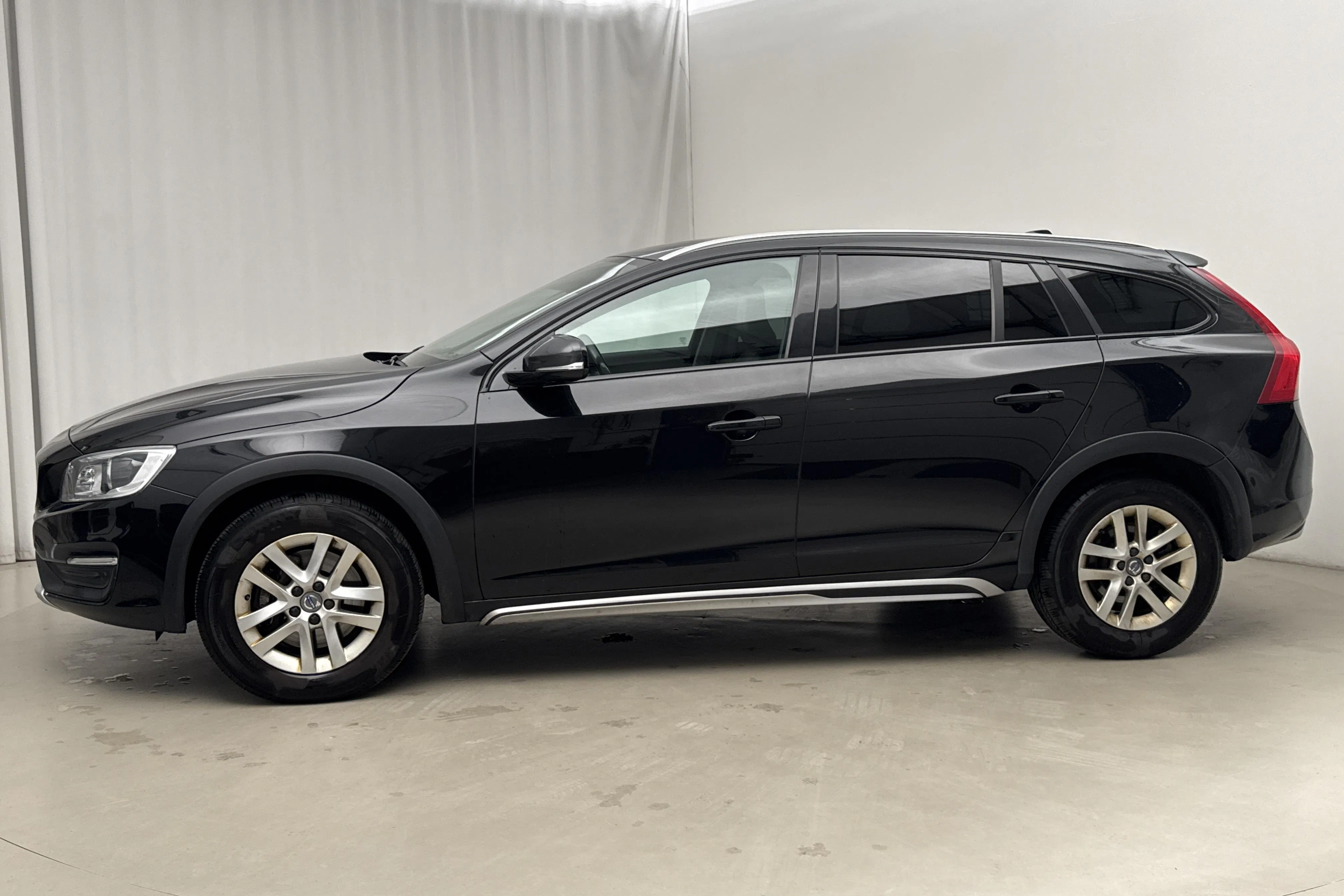 Presentation photo 2 of 21: Volvo V60 D4 Cross Country AWD (190hk) - 107 510 km - Automatic - black - 2017