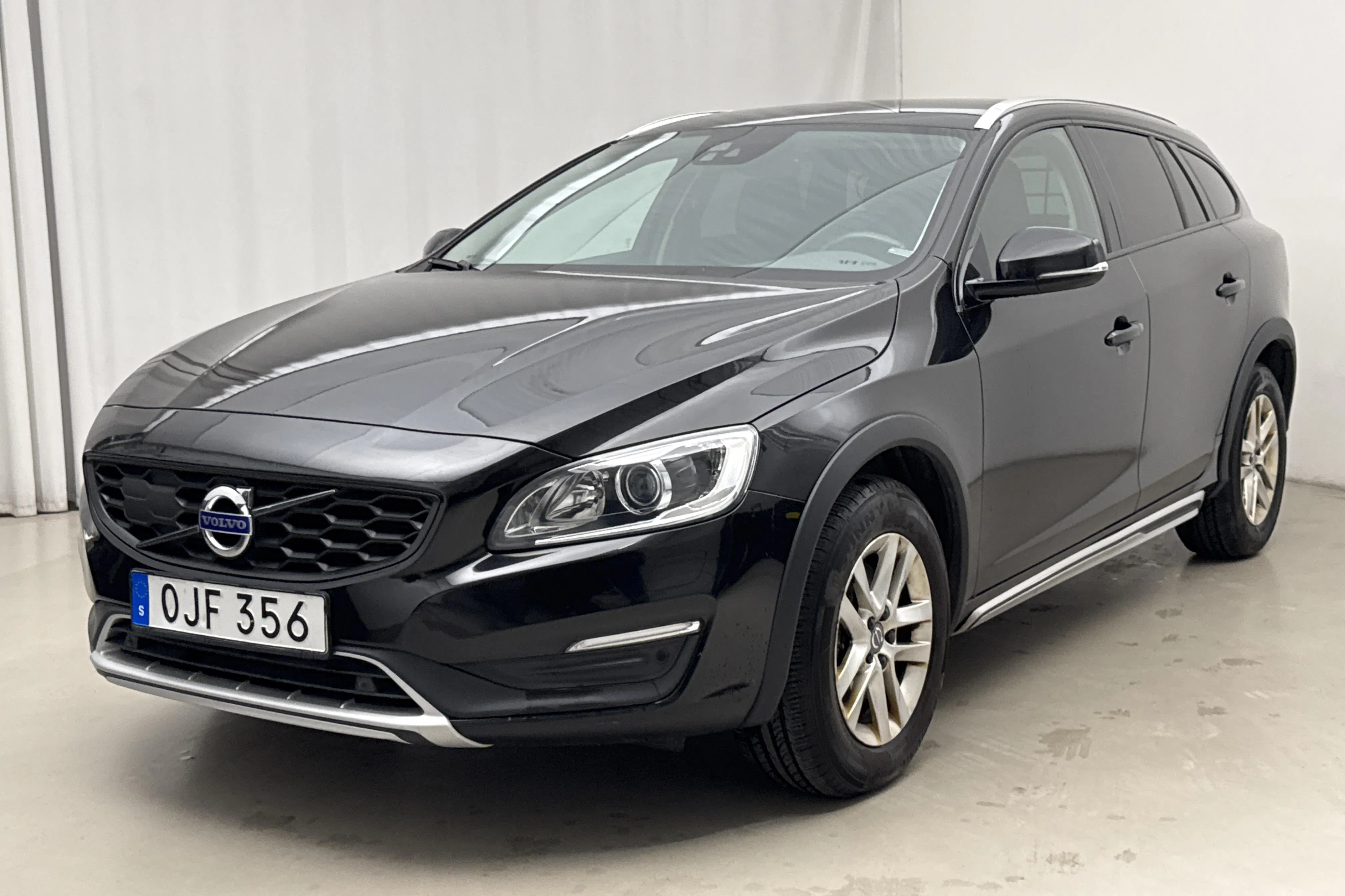 Presentation photo 1 of 21: Volvo V60 D4 Cross Country AWD (190hk) - 107 510 km - Automatic - black - 2017