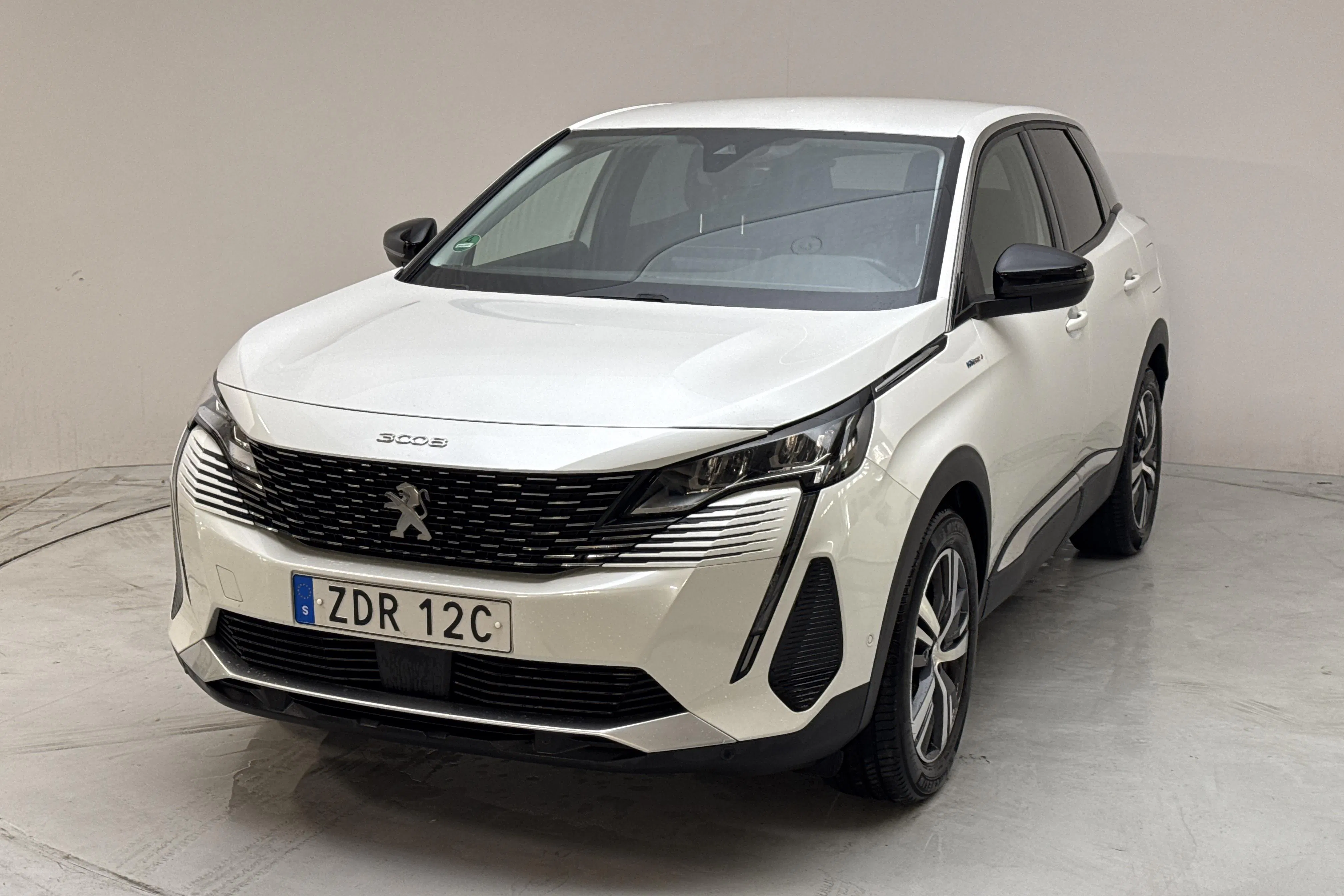 Presentation photo 1 of 16: Peugeot 3008 1.6 Plug-in Hybrid 4 (300hk) - 69 880 km - Automatic - white - 2022