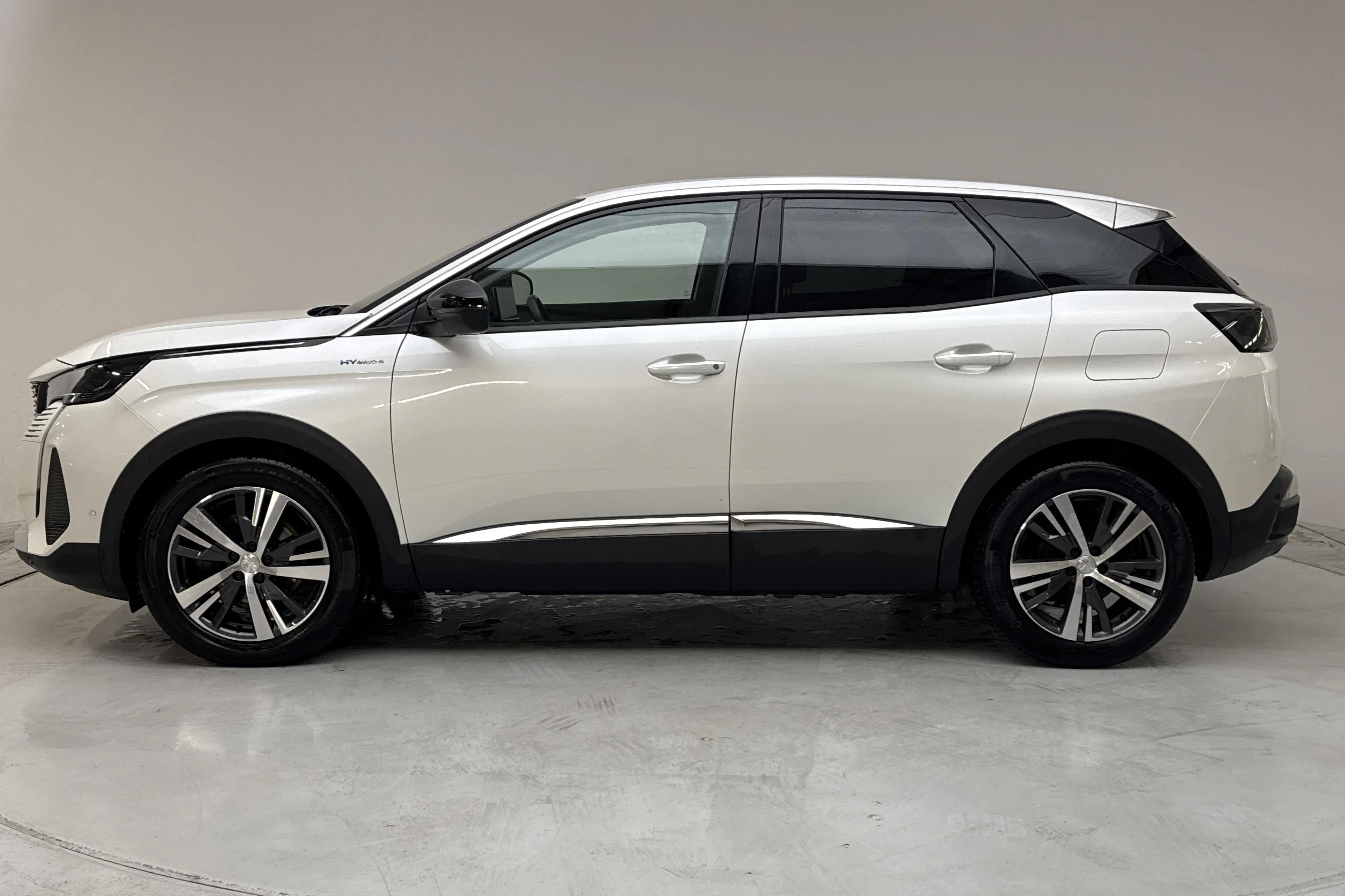 Presentation photo 2 of 16: Peugeot 3008 1.6 Plug-in Hybrid 4 (300hk) - 69 880 km - Automatic - white - 2022