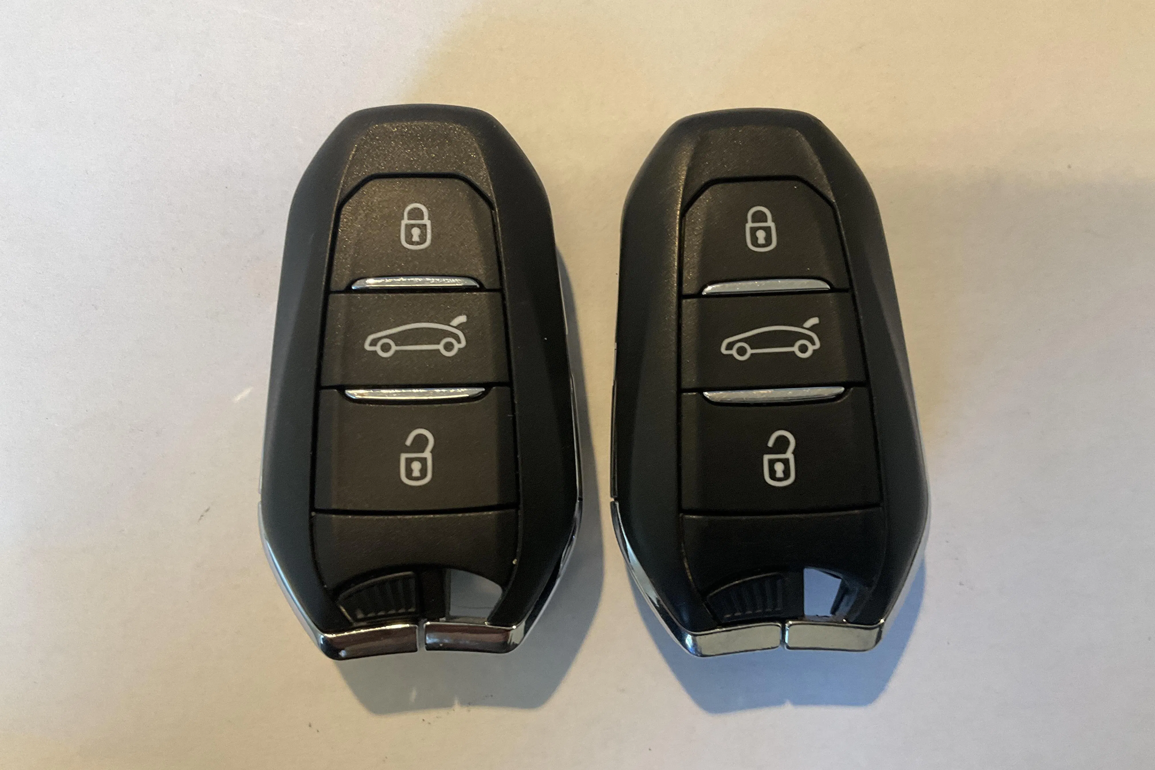 Presentationsfoto 17 av 17: Peugeot 3008 1.6 Plug-in Hybrid 4 (300hk) - 8 238 mil - Automat - grå - 2021