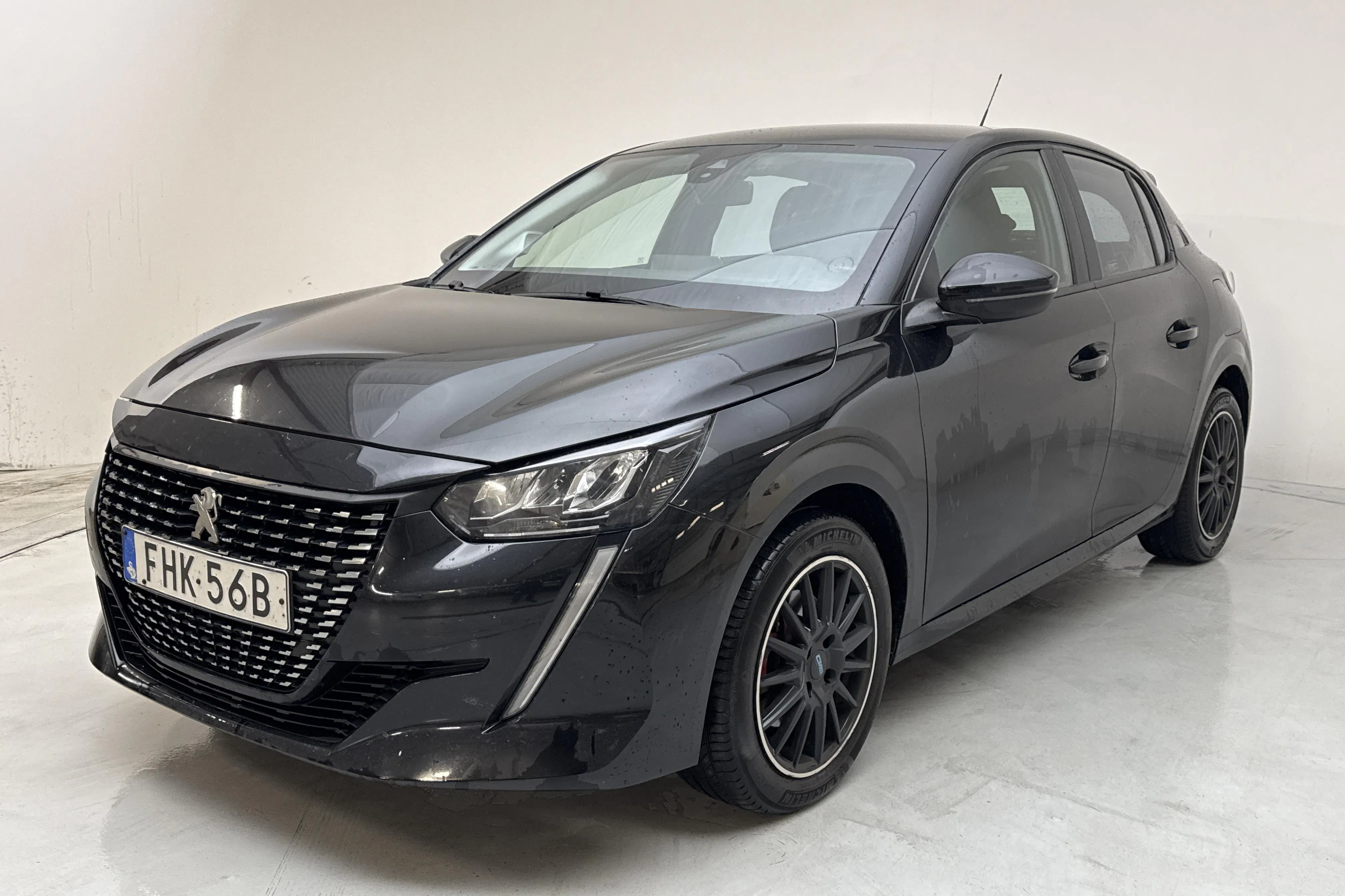 Presentation photo 1 of 12: Peugeot 208 1.2 PureTech 5dr (100hk) - 120 630 km - Automatic - black - 2022