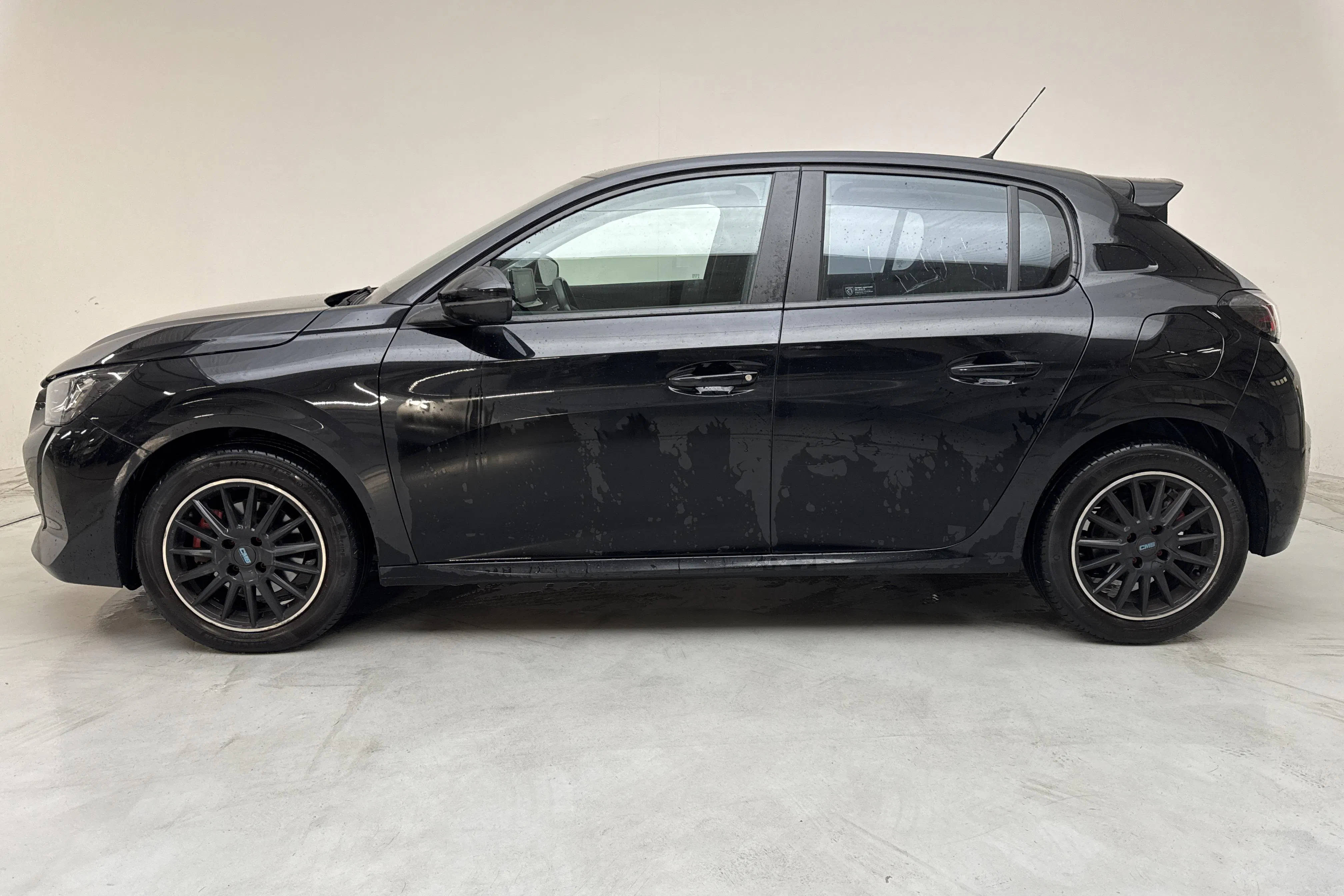 Presentation photo 2 of 12: Peugeot 208 1.2 PureTech 5dr (100hk) - 120 630 km - Automatic - black - 2022