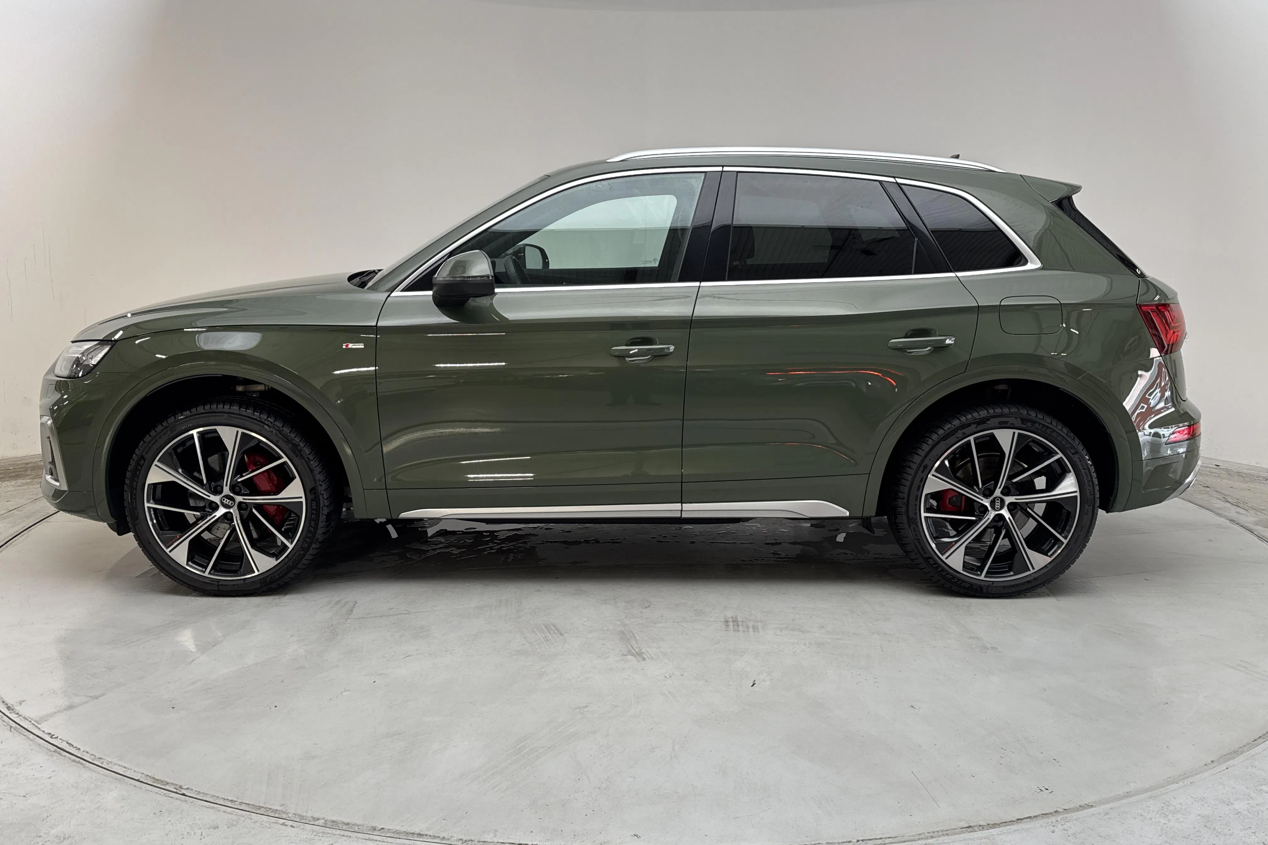 Presentationsfoto 2 av 20: Audi Q5 55 TFSI e quattro (367hk) - 8 793 mil - Automat - grön - 2023
