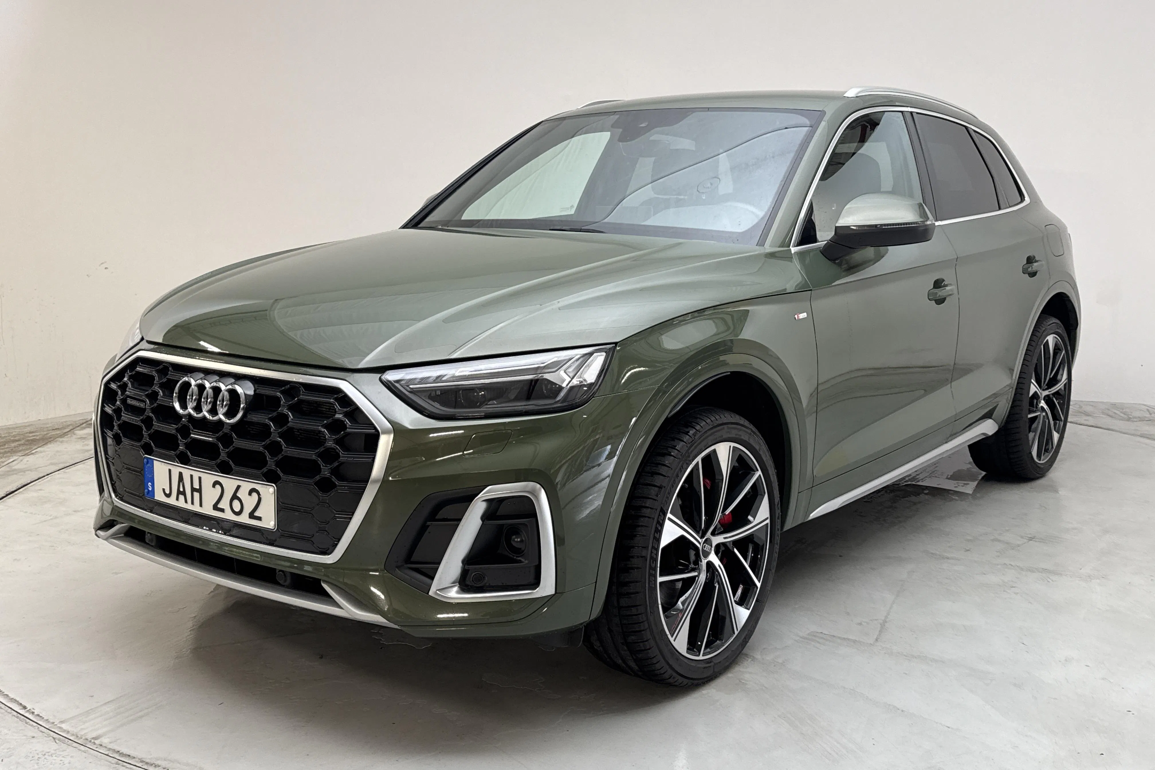 Presentationsfoto 1 av 20: Audi Q5 55 TFSI e quattro (367hk) - 8 793 mil - Automat - grön - 2023